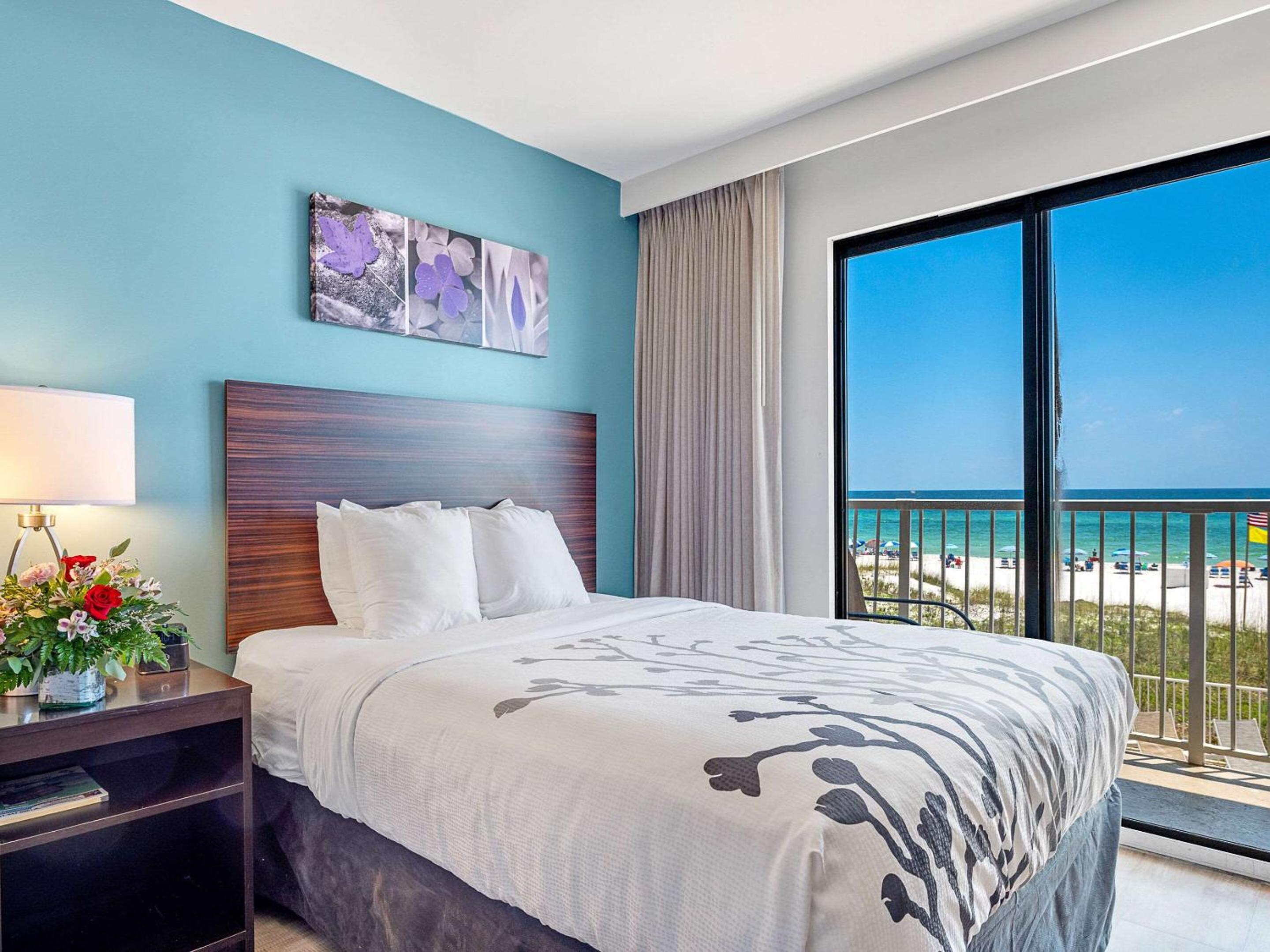 Standard Room with Two Double Beds and Gulf View photo 2