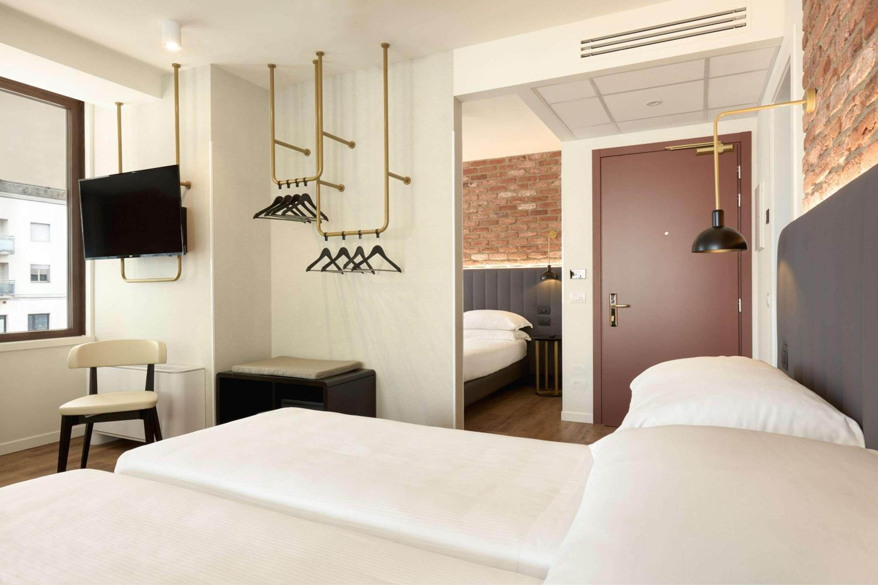 Family Room with 2 Double Beds / 1 Double Bed and 2 Single Beds photo 2