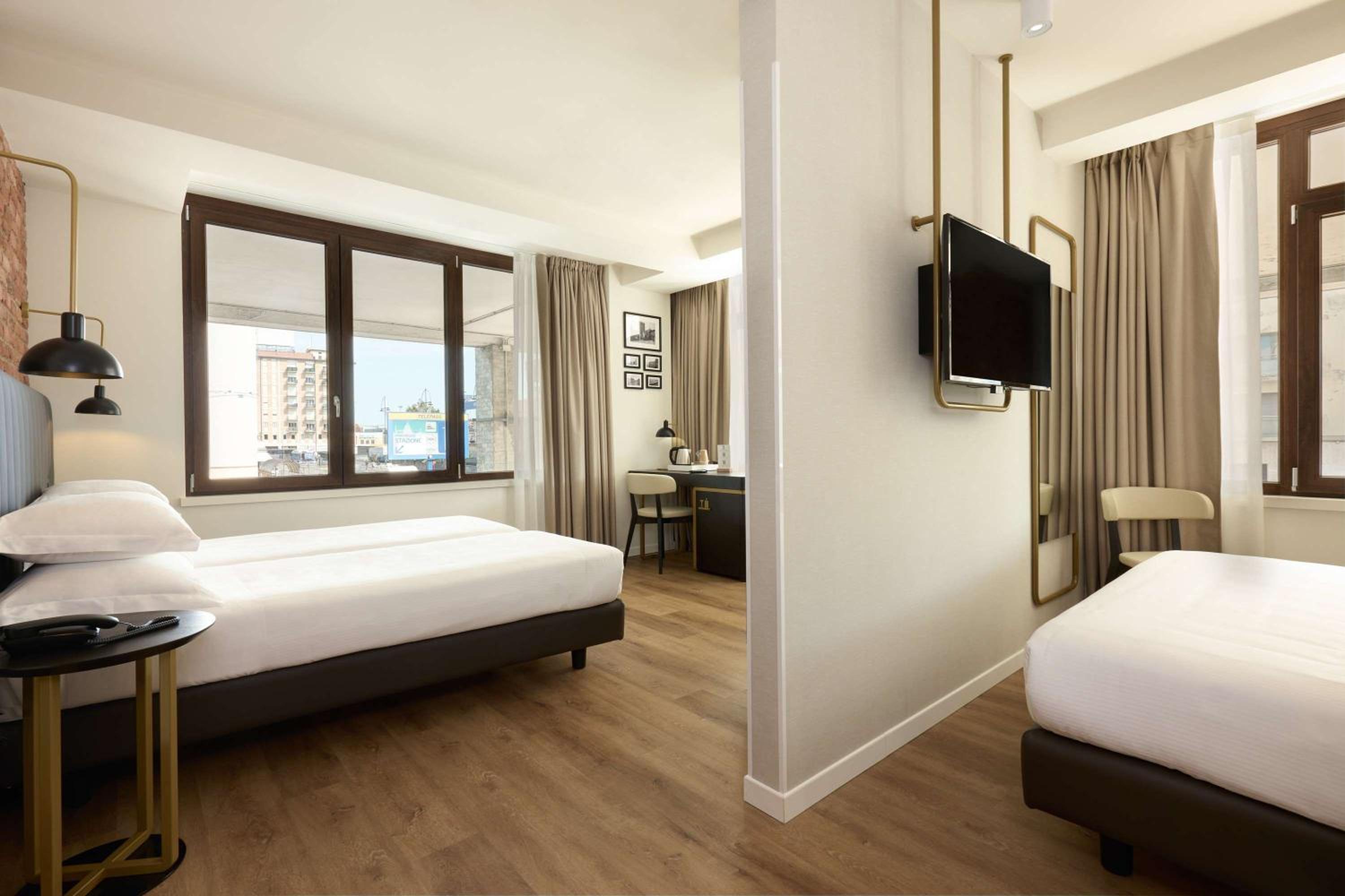 Family Room with 2 Double Beds / 1 Double Bed and 2 Single Beds photo 1