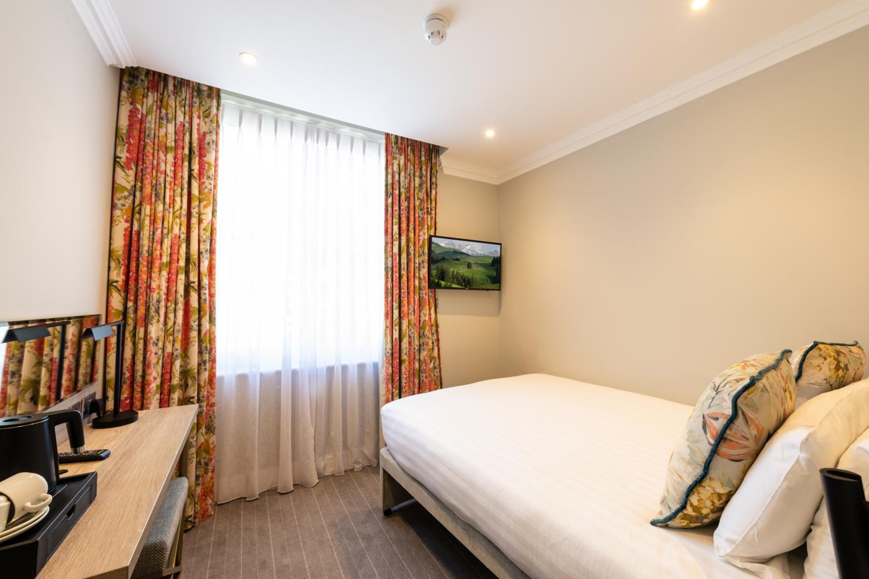 Economy Double Room photo 3