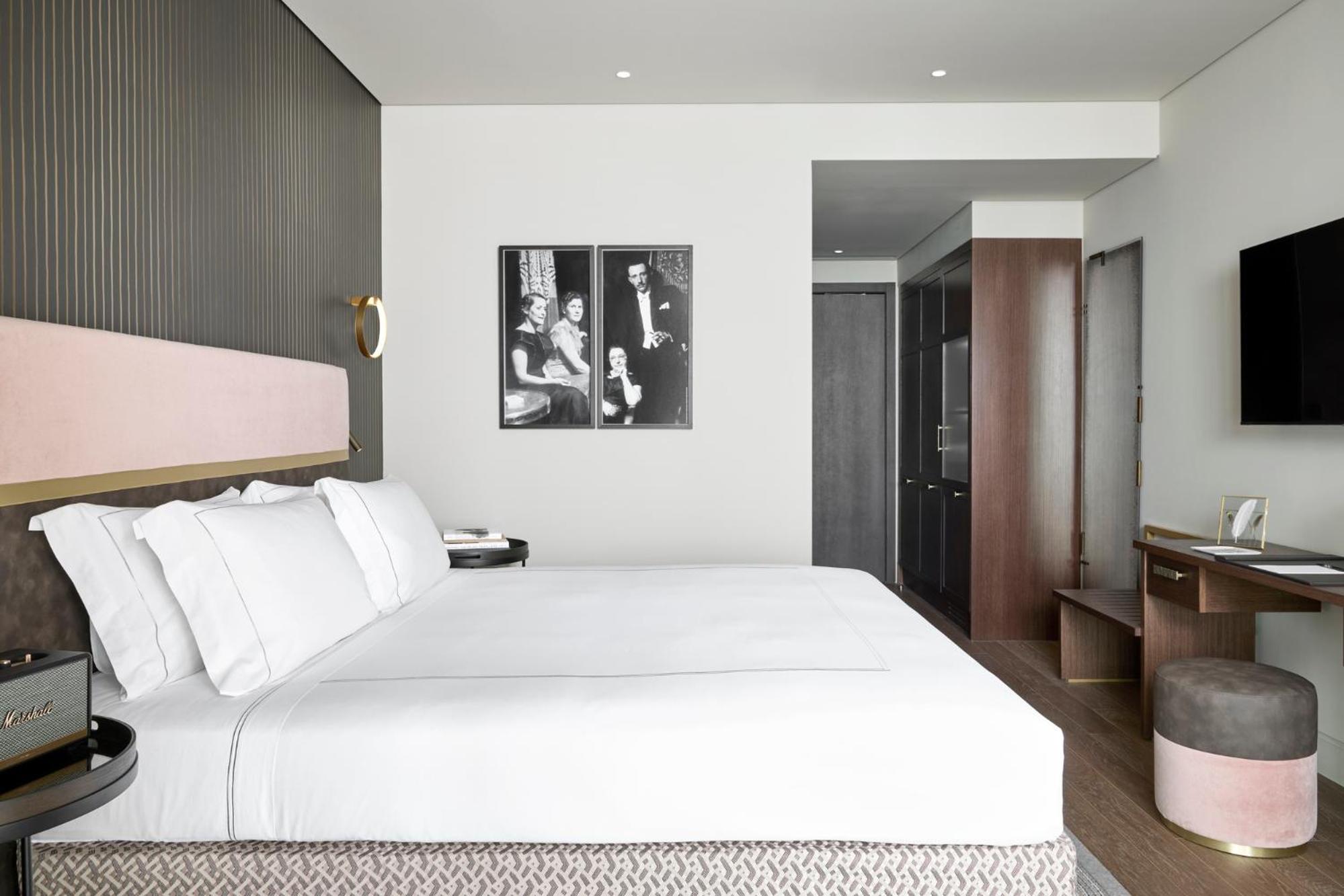 Deluxe Seafront Room with Balcony - Photo 5