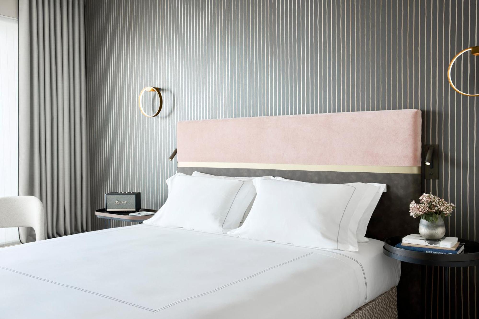 Deluxe Seafront Room with Balcony - Photo 4