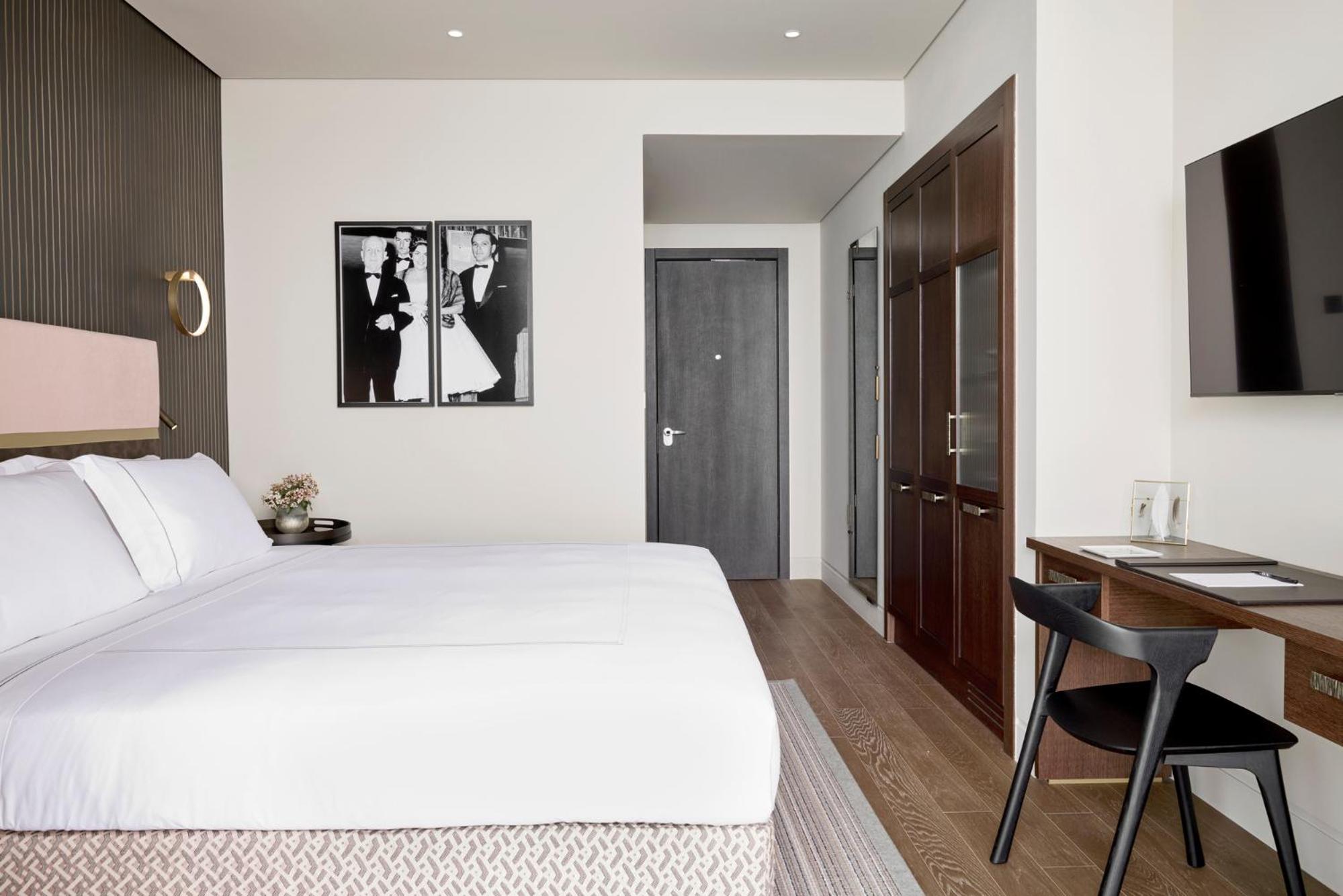 Deluxe Seafront Room with Balcony - Photo 14