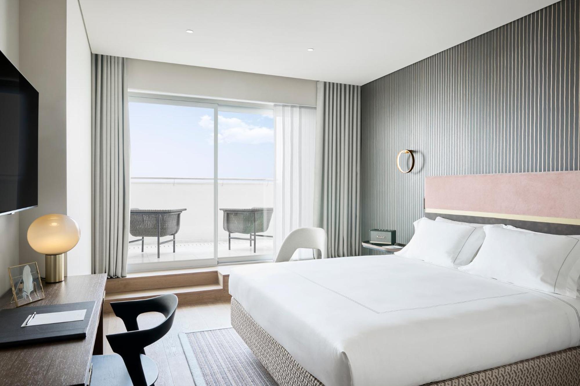 Deluxe Seafront Room with Balcony - Photo 7