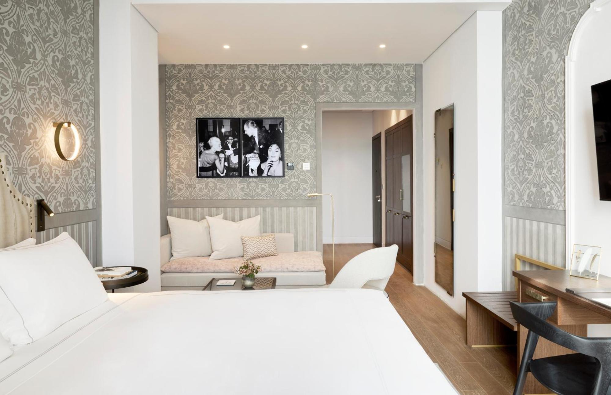 Junior Suite Sea Front with Balcony - Photo 6