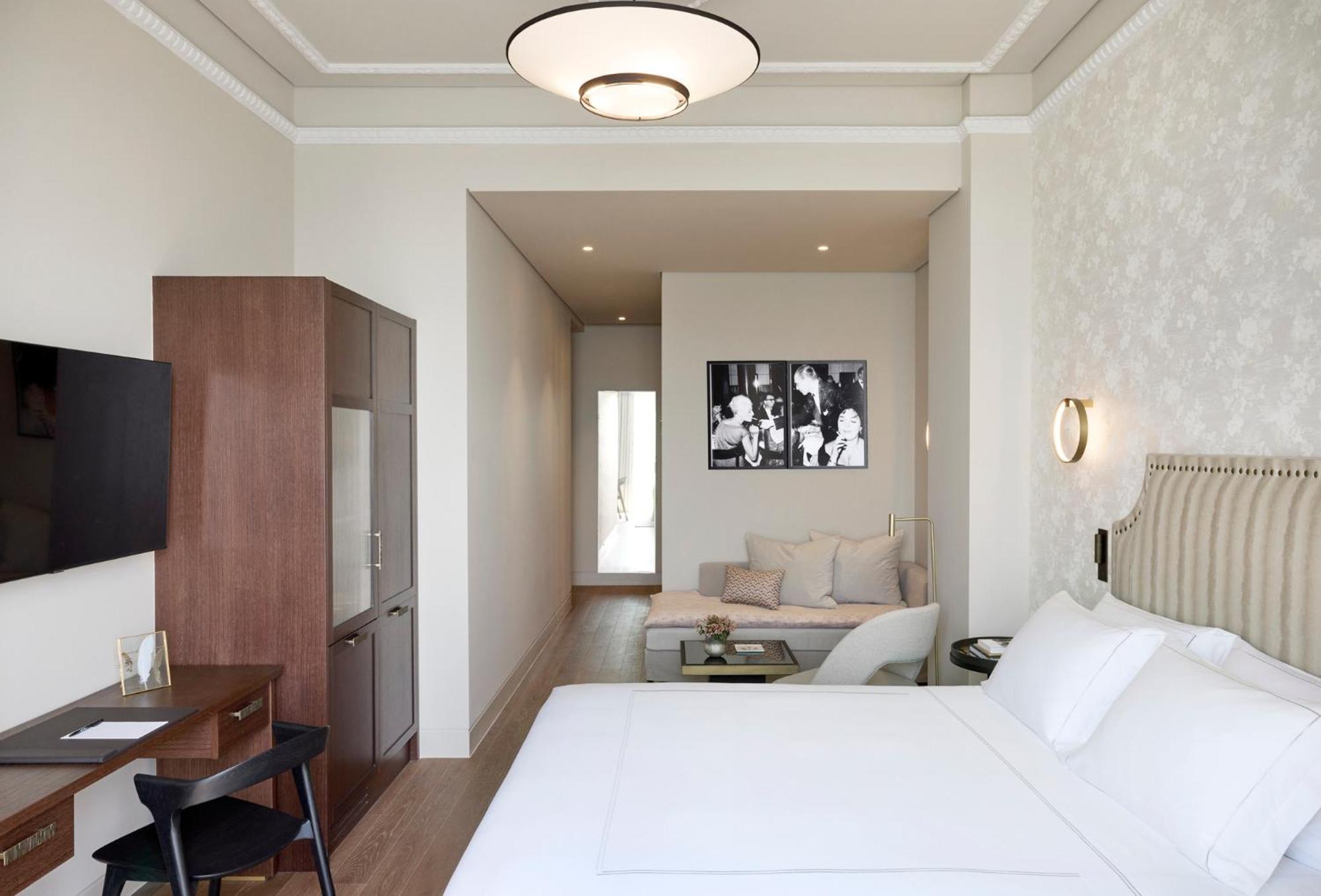 Junior Suite Sea Front with Balcony - Photo 5
