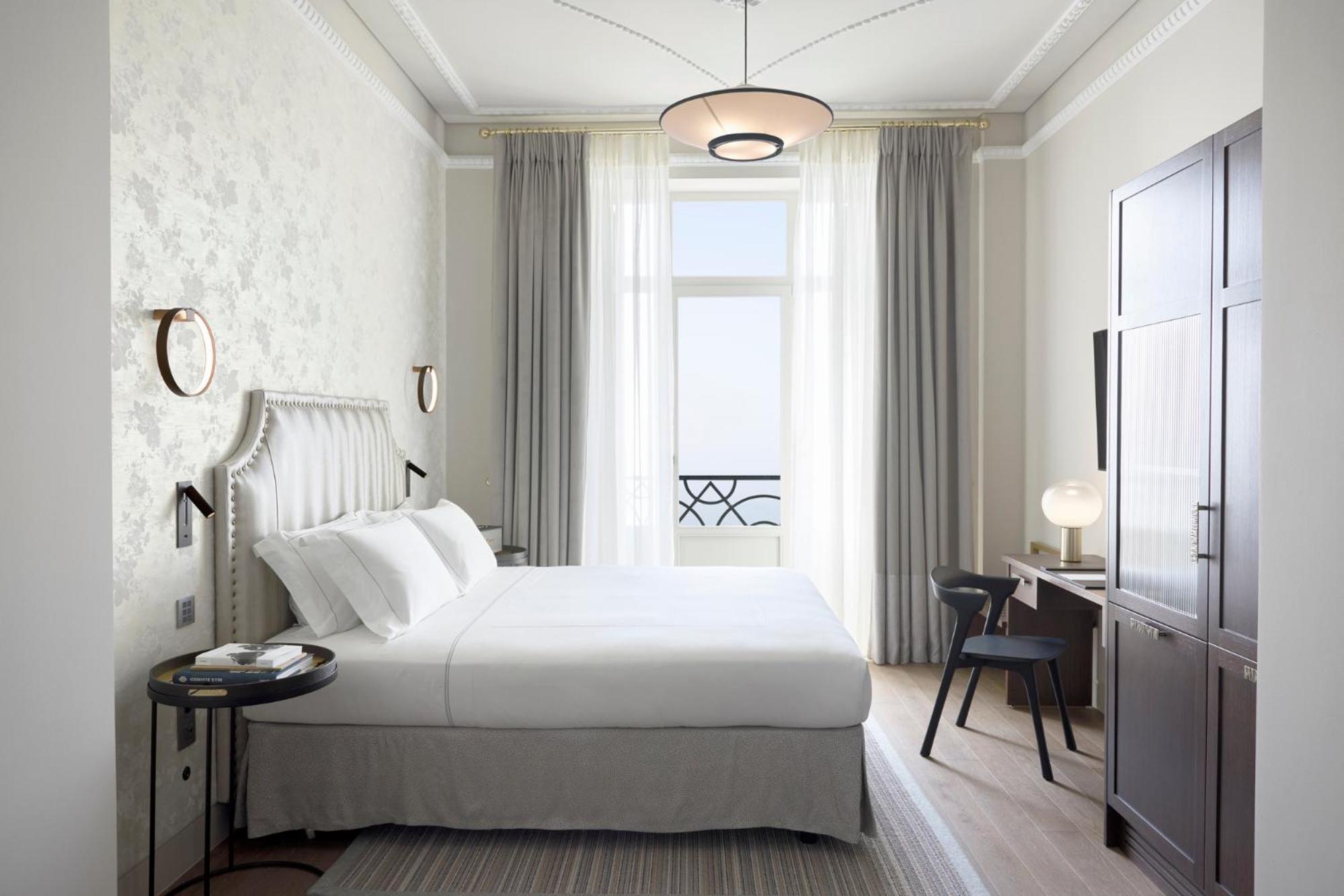 Junior Suite Sea Front with Balcony - Photo 9