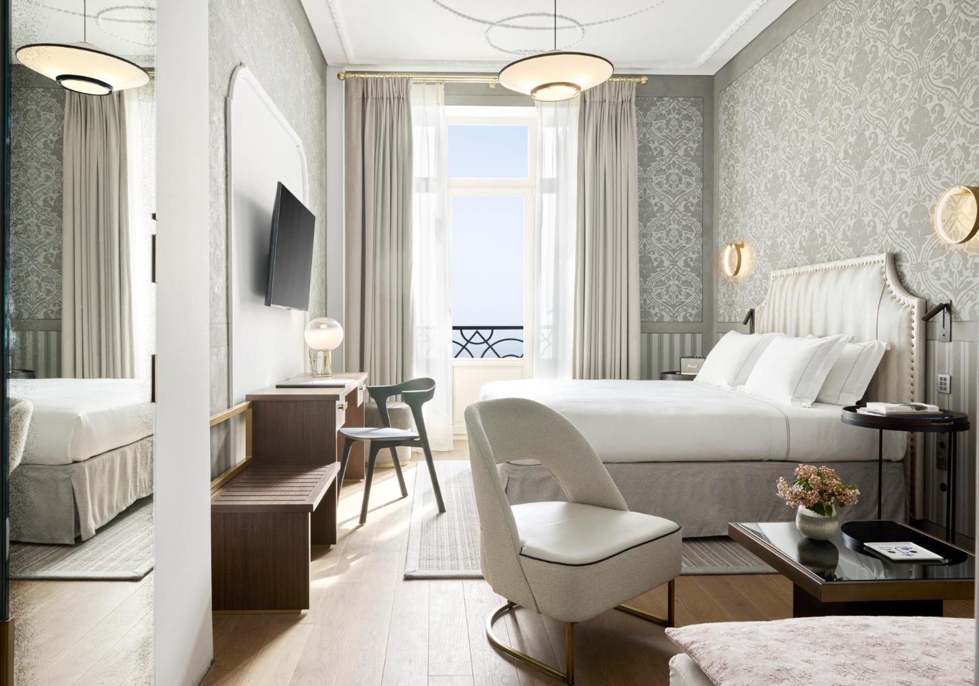 Junior Suite Sea Front with Balcony - Photo 1