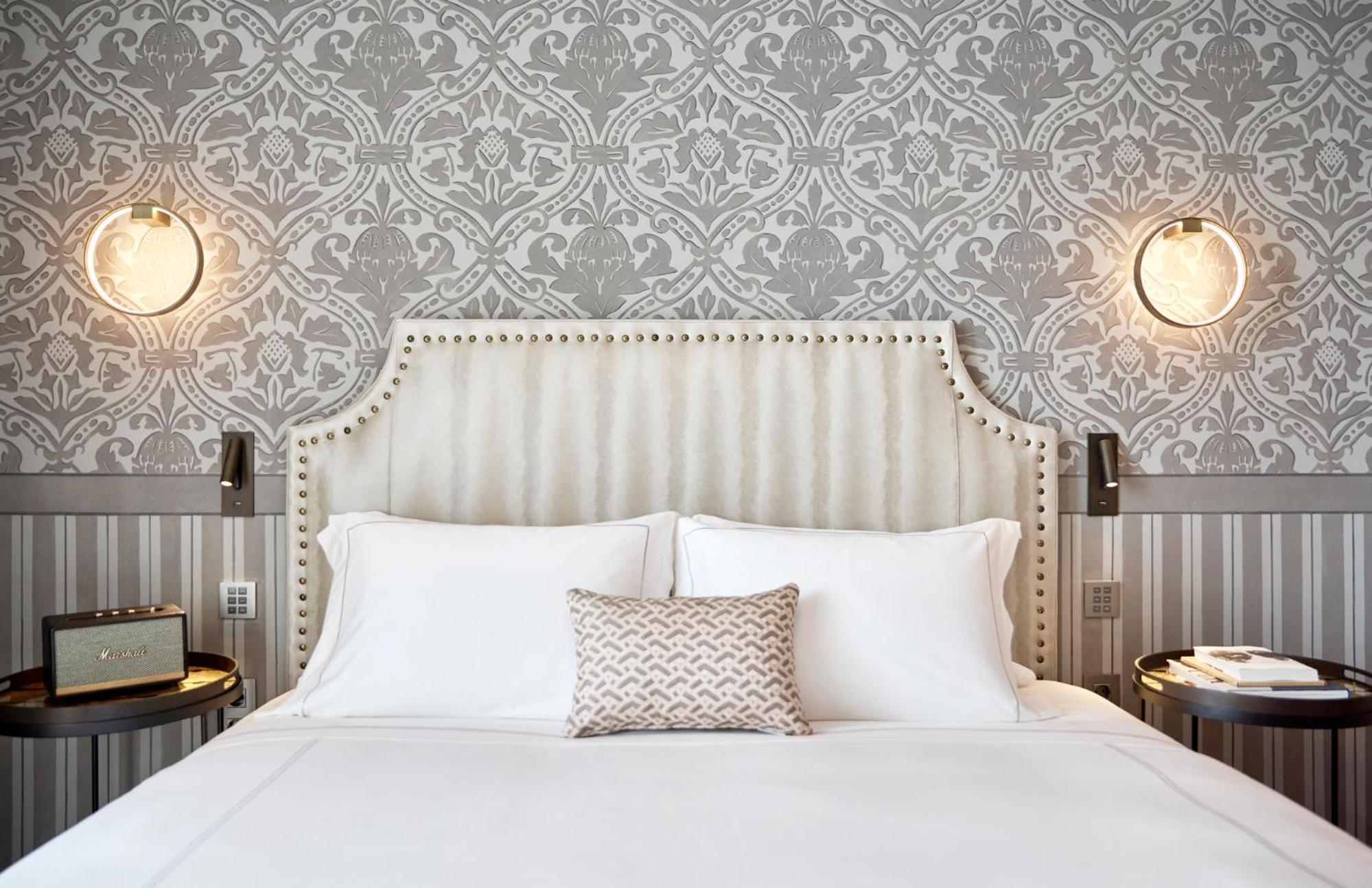 Junior Suite Sea Front with Balcony - Photo 4