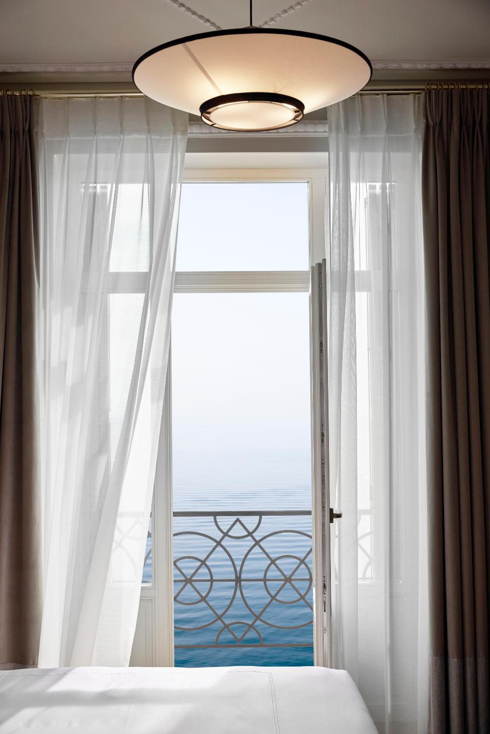 Junior Suite Sea Front with Balcony - Photo 3