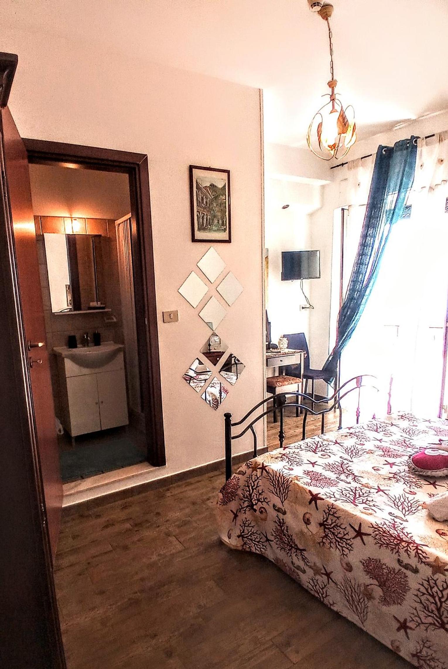 Double Room with Balcony - Photo 11
