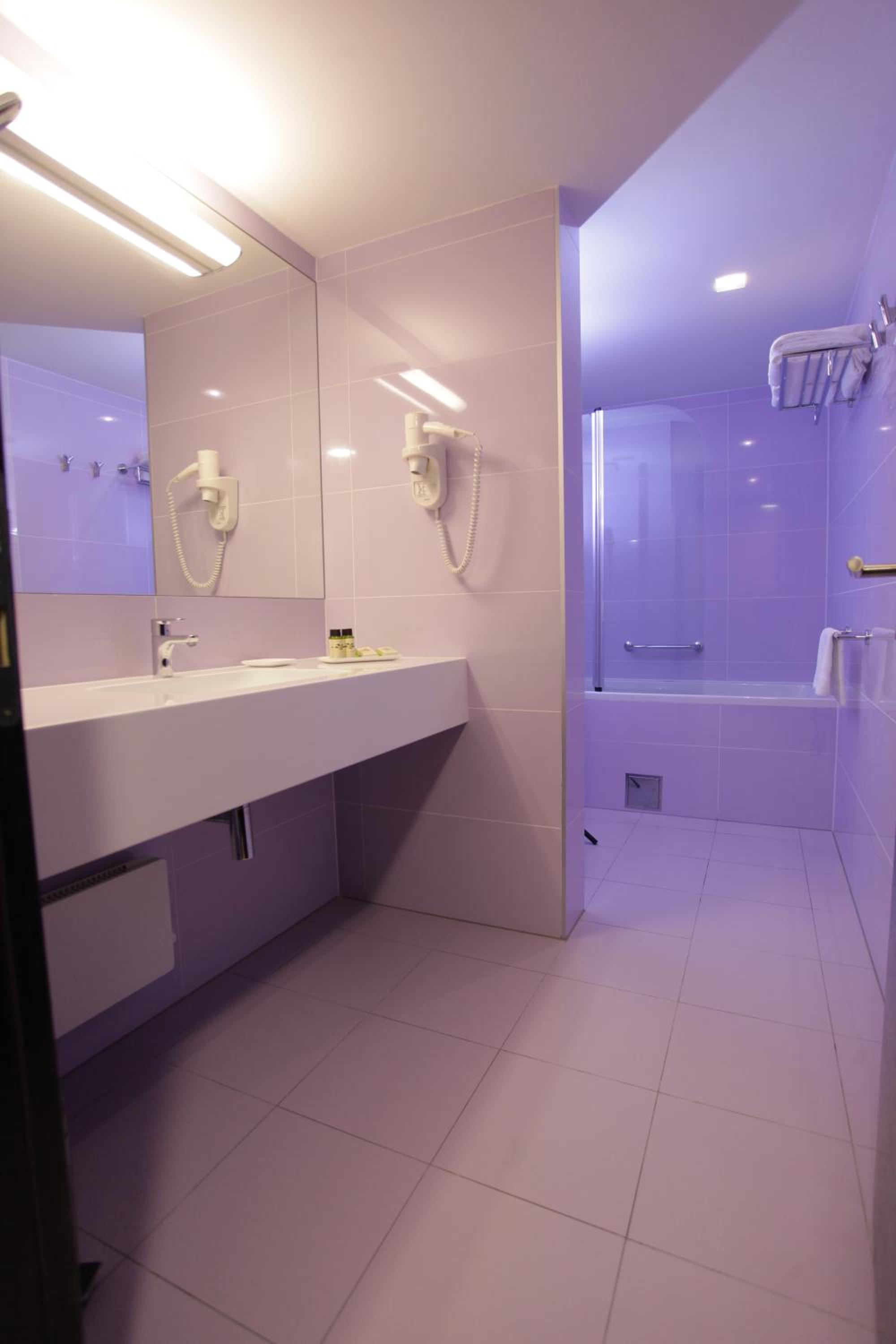 Suite with Balcony and Sea View - Photo 6