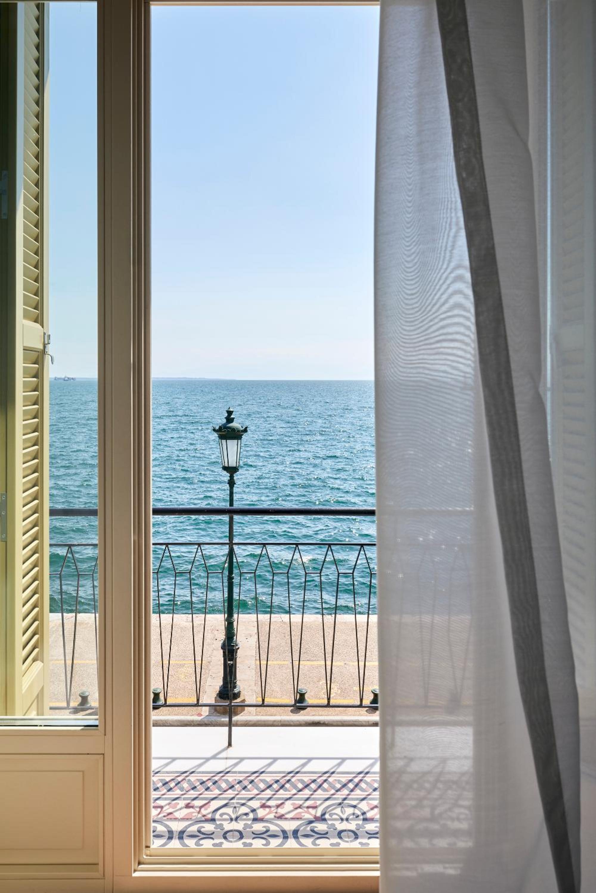 Méditerranée Suite Sea Front with Balcony - Photo 4