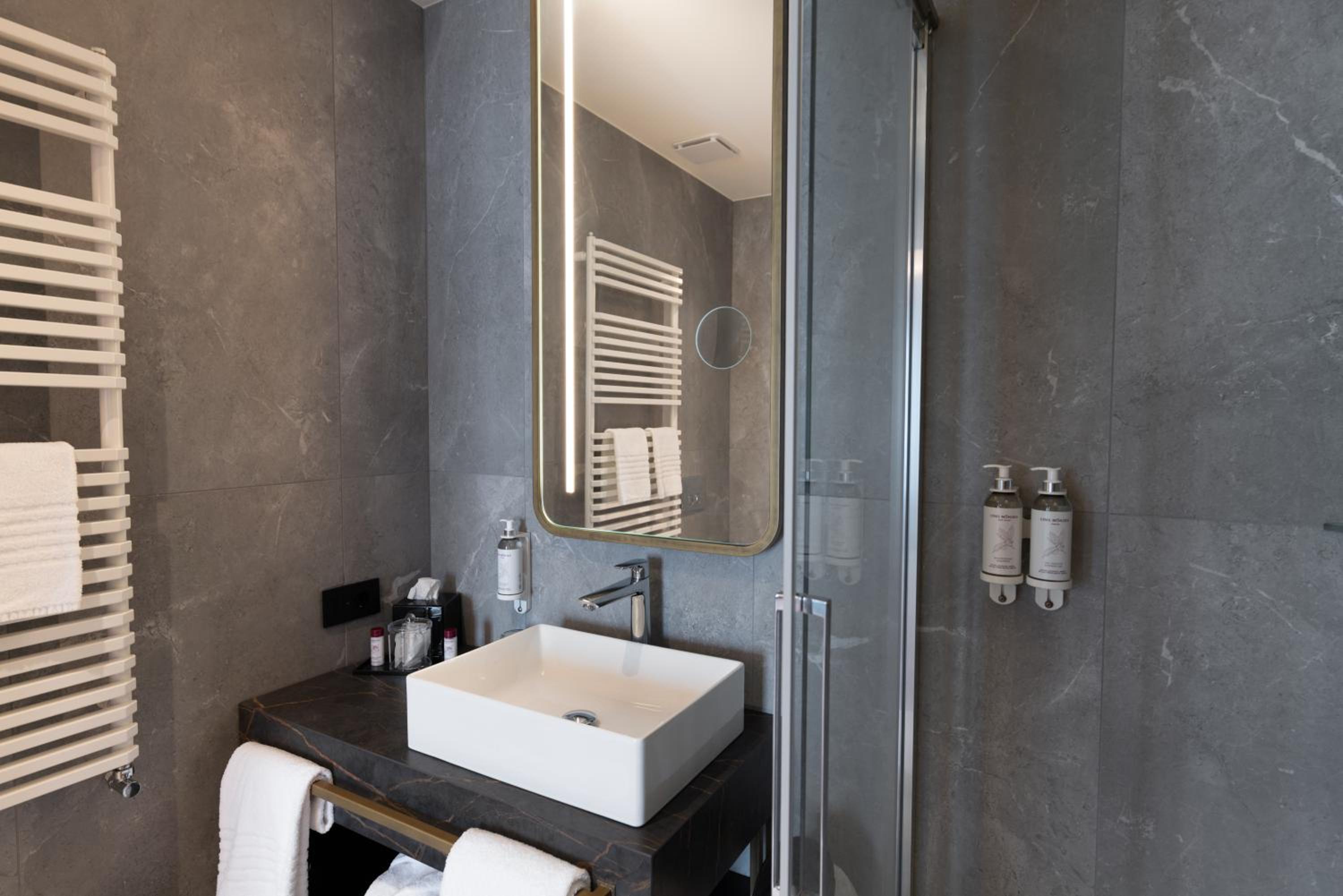Deluxe Junior Suite - Photo 21
