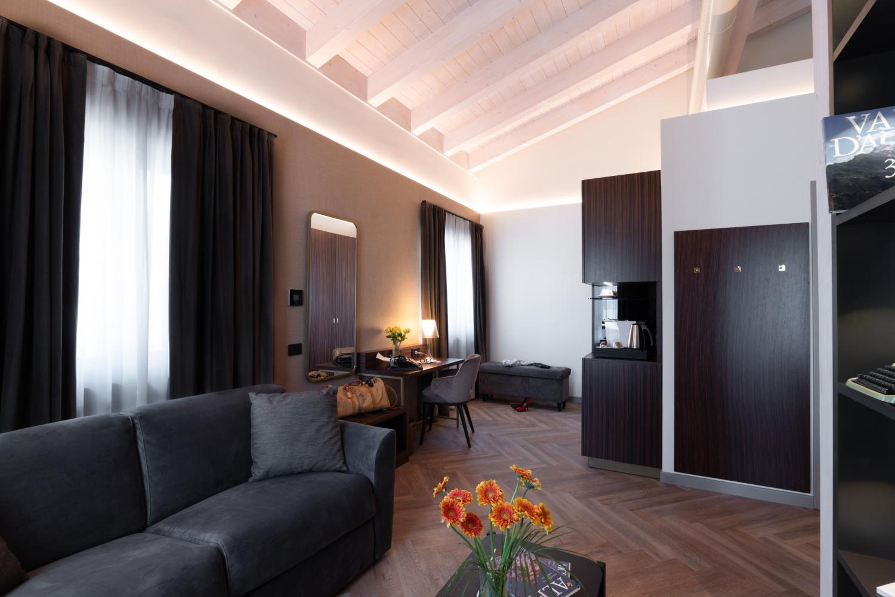 Deluxe Junior Suite - Photo 18