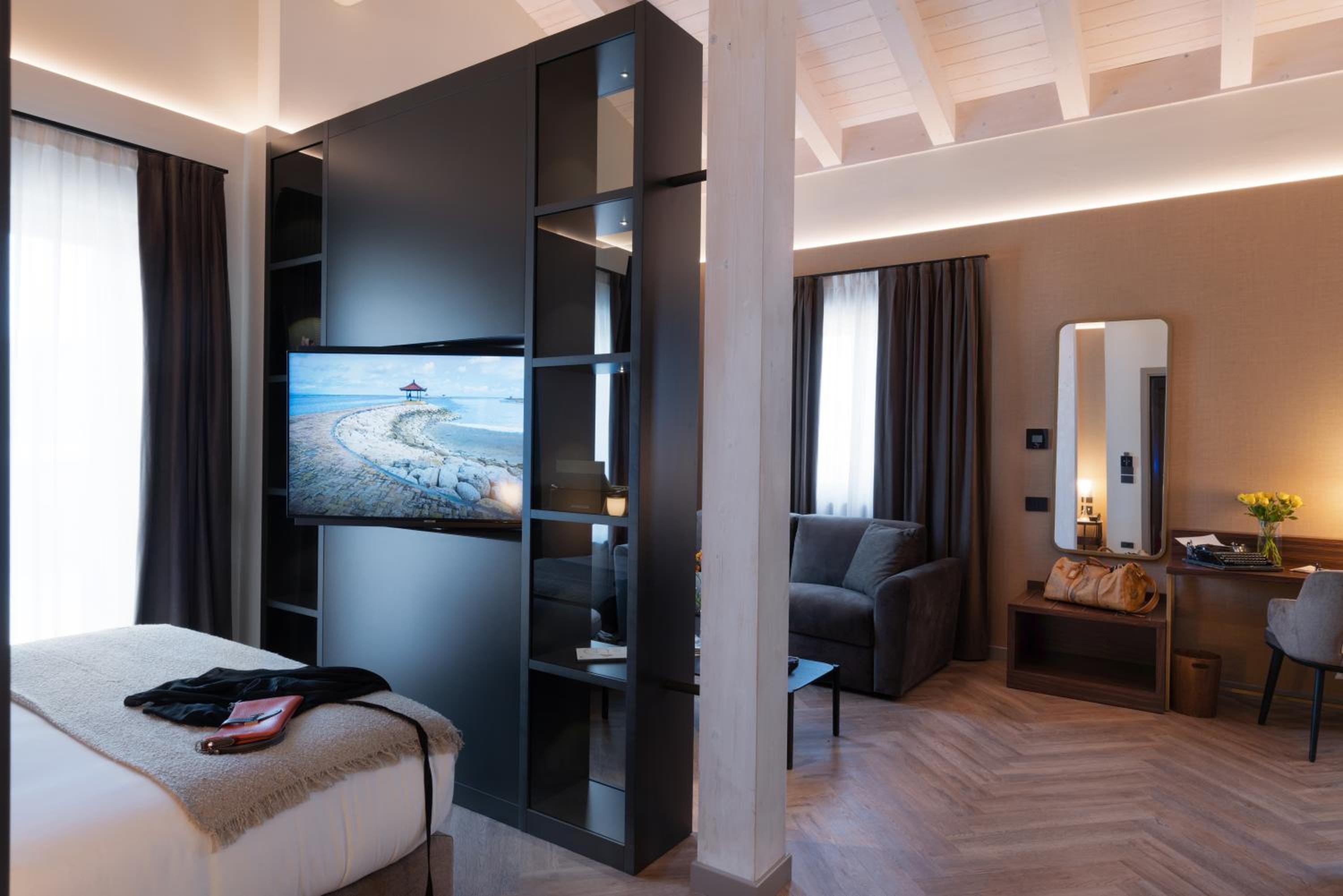 Deluxe Junior Suite - Photo 16