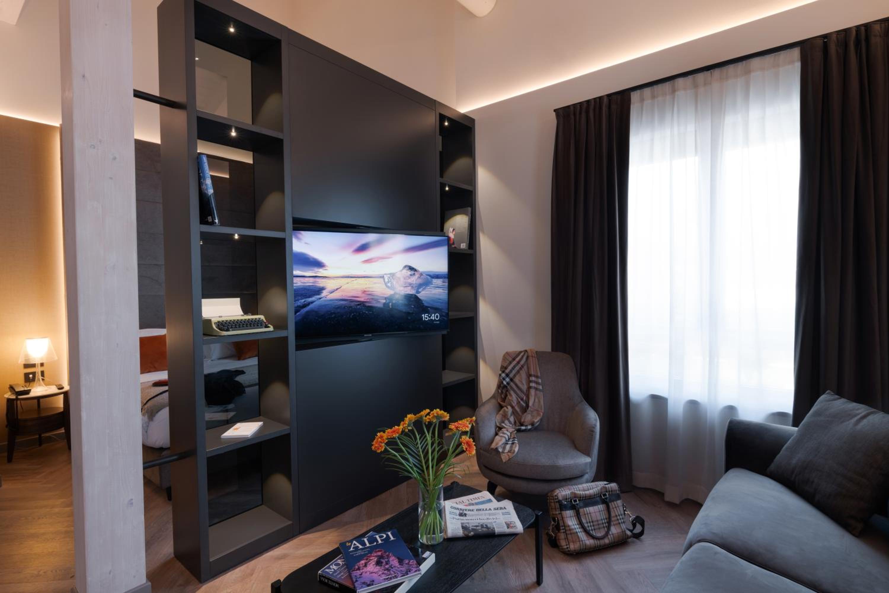 Deluxe Junior Suite - Photo 15