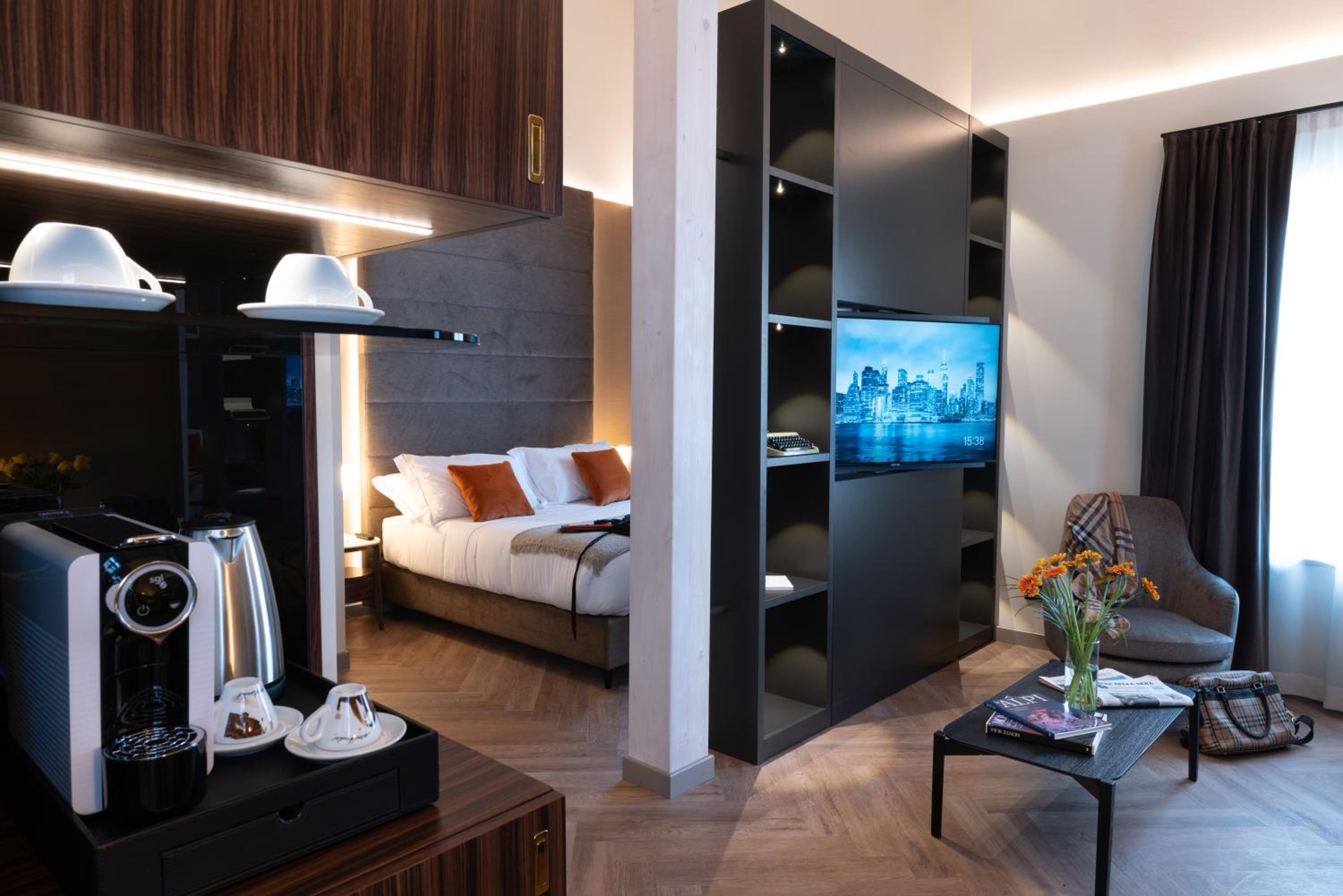 Deluxe Junior Suite - Photo 14
