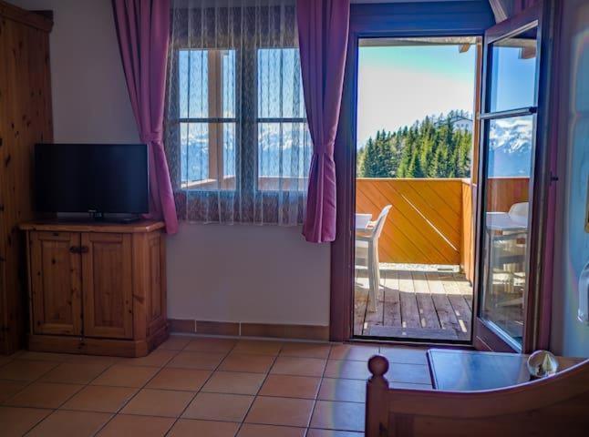 One-Bedroom Apartment with Shower photo 1