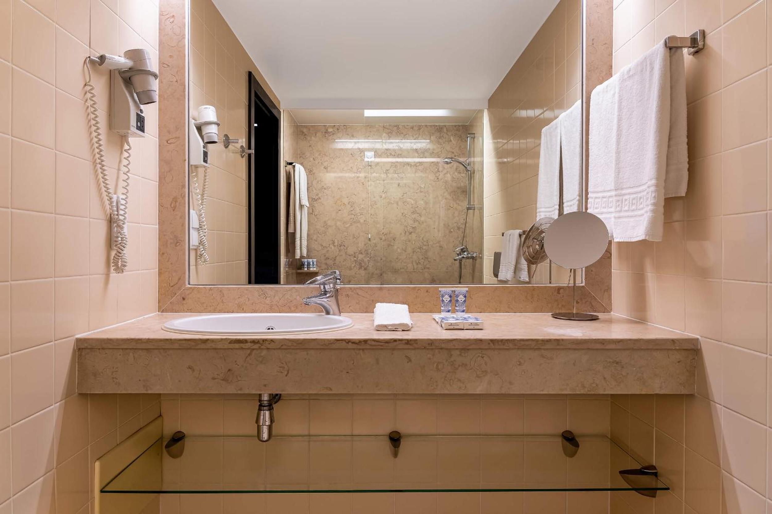 Superior Double or Twin Room - Photo 6