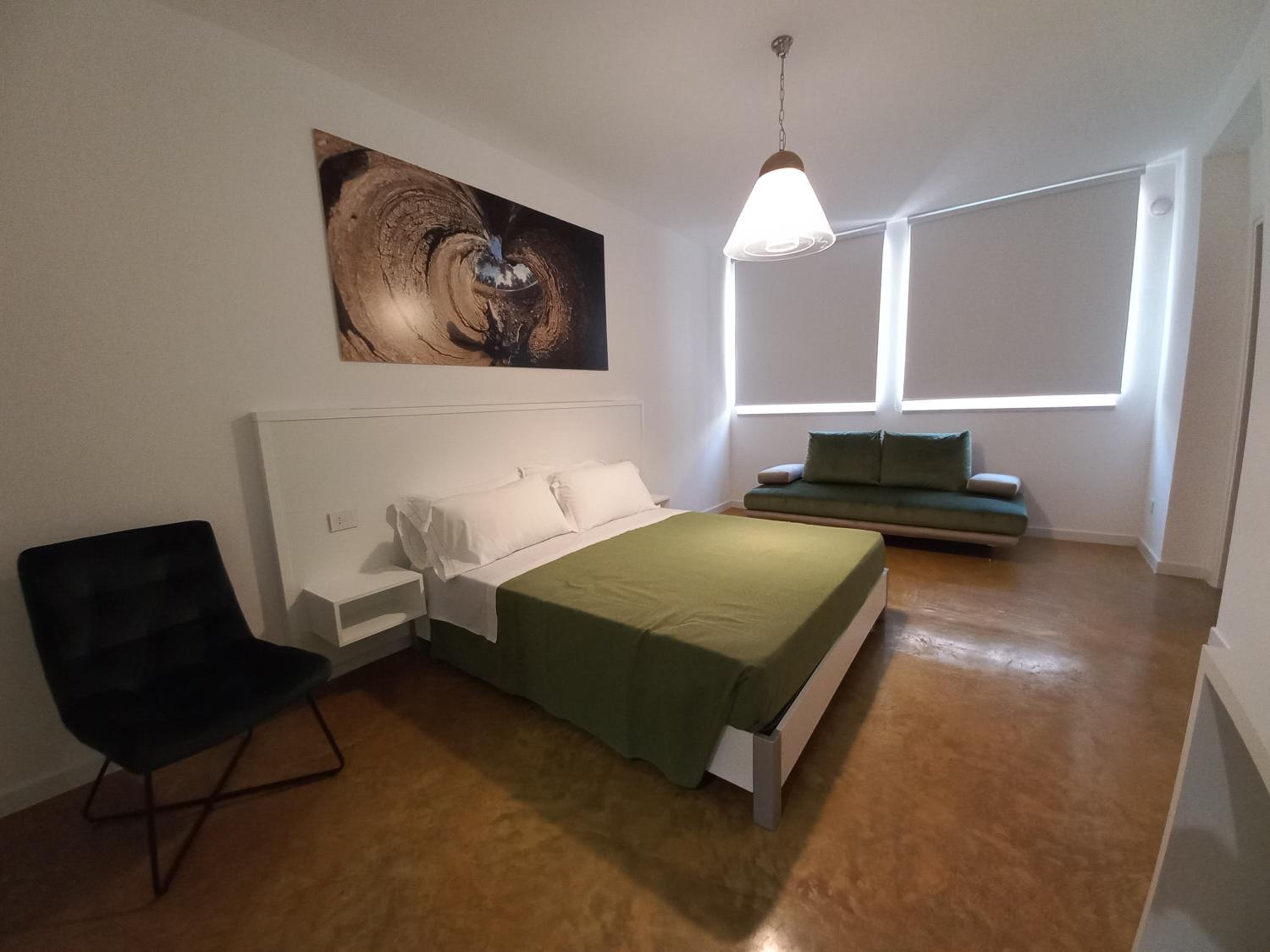 Large Double Room - Photo 3