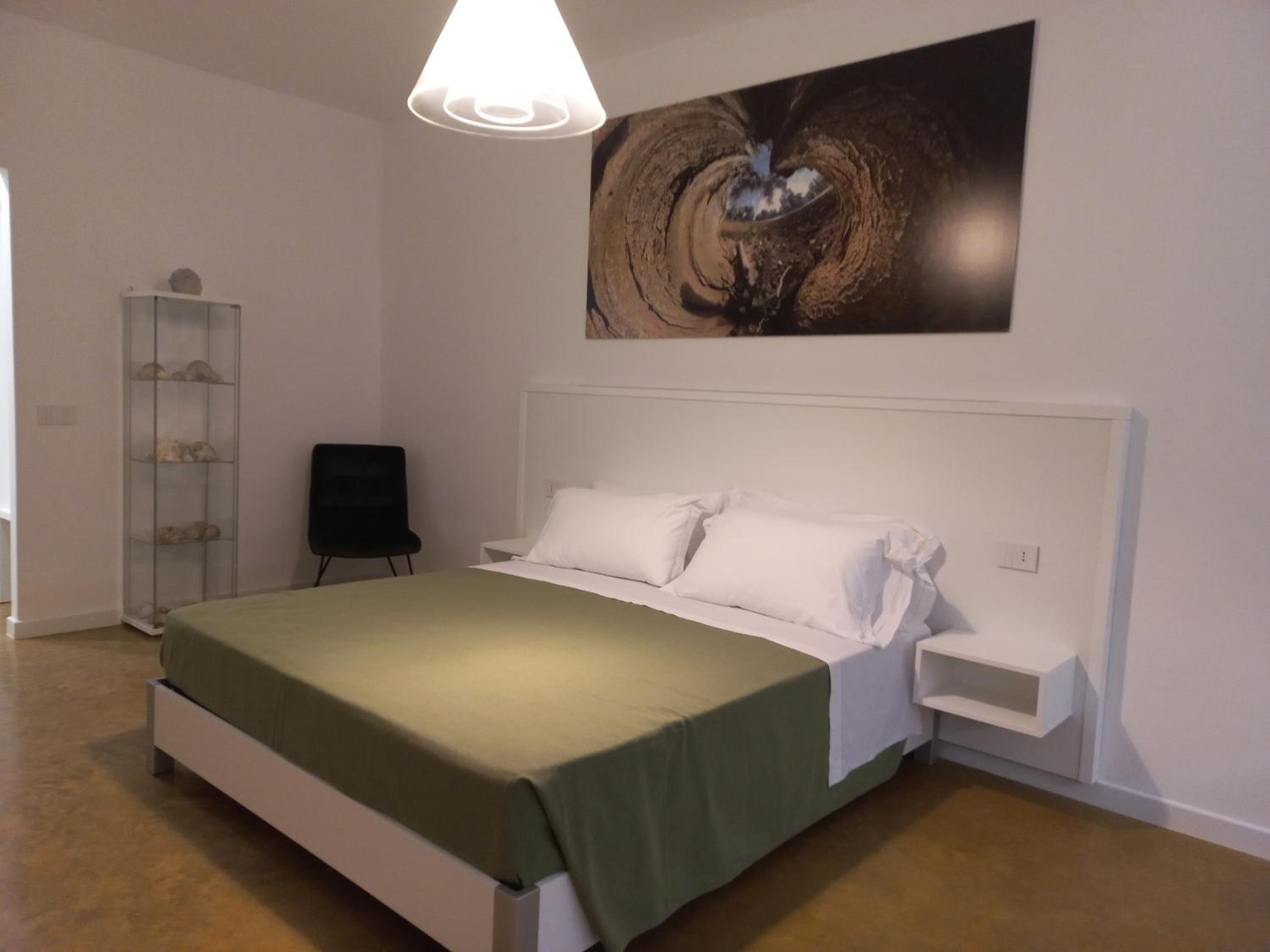 Large Double Room - Photo 6