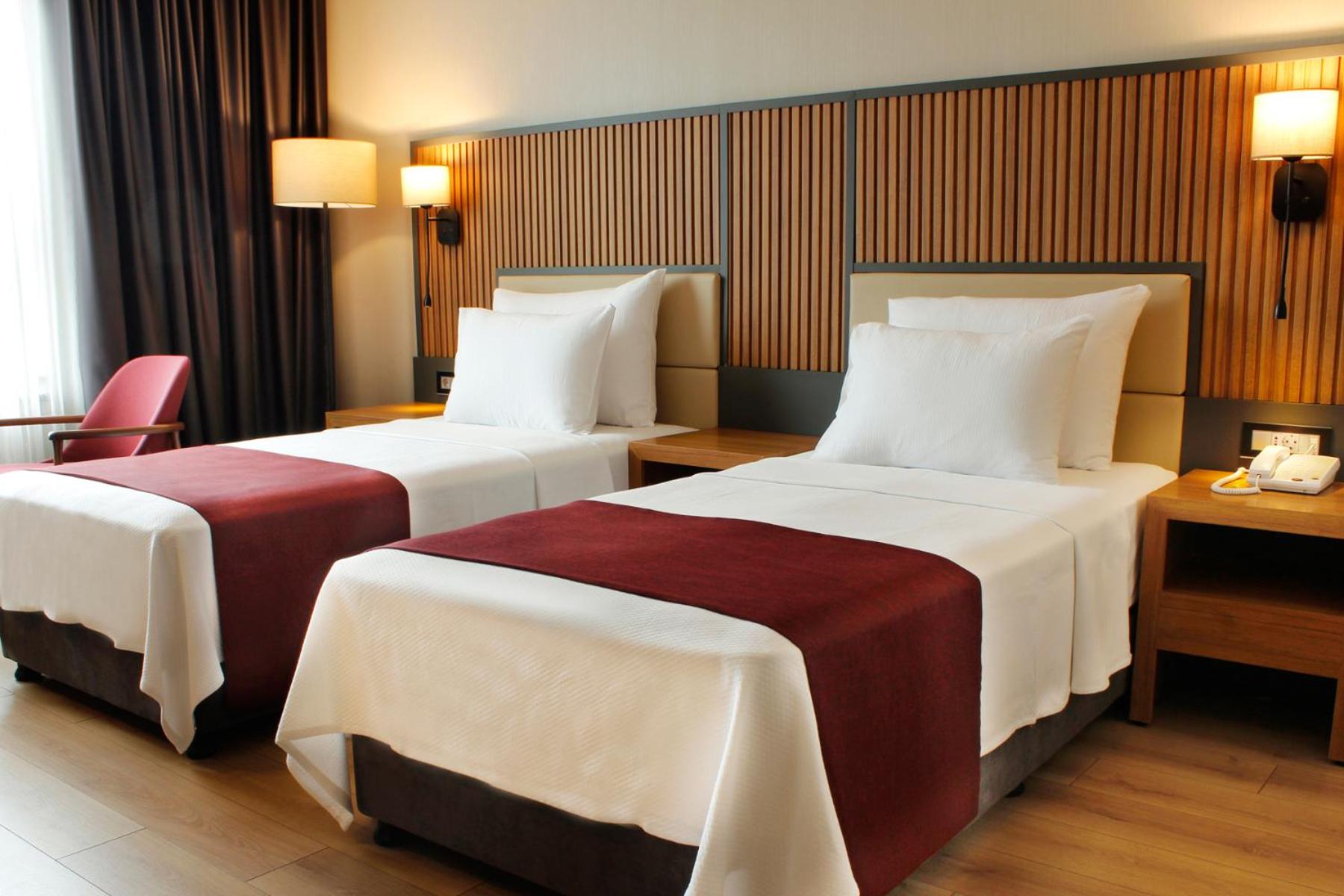 2 Single Beds, Mobility Accessible Room, Roll-In Shower, Non-Smoking - Photo 4