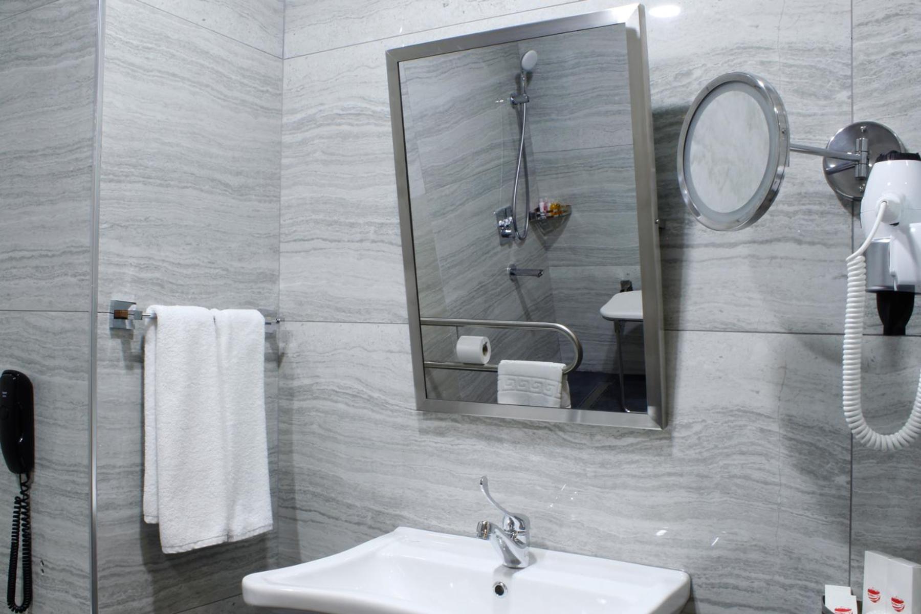 2 Single Beds, Mobility Accessible Room, Roll-In Shower, Non-Smoking - Photo 5