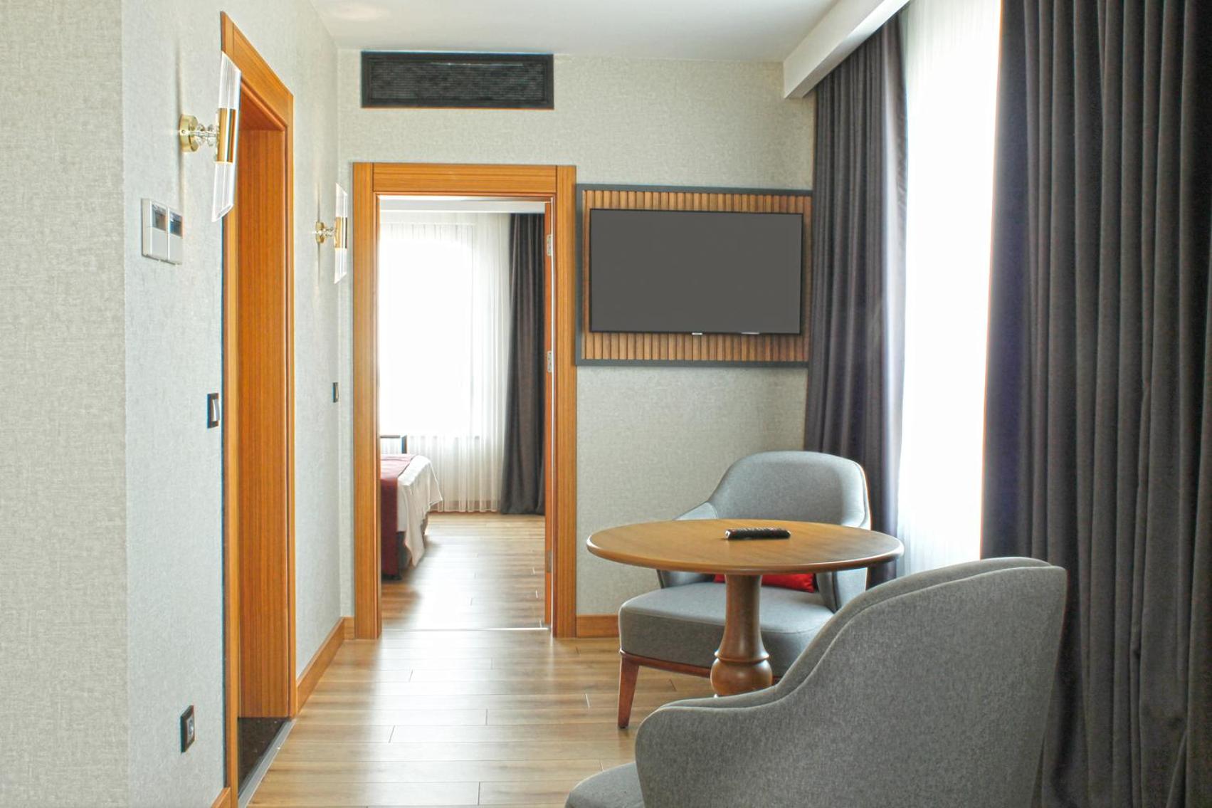 Junior King Suite - Non-Smoking - Photo 1