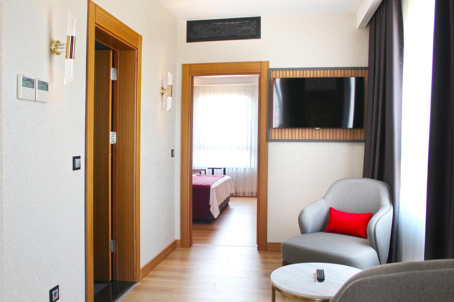 Junior King Suite - Non-Smoking - Photo 2