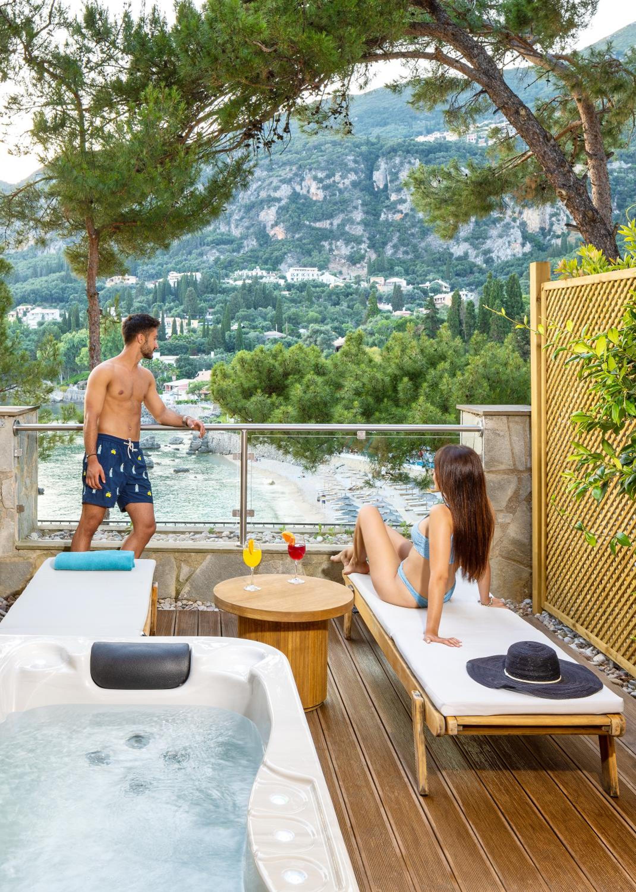 Private Deck Room with Jacuzzi - Photo 7