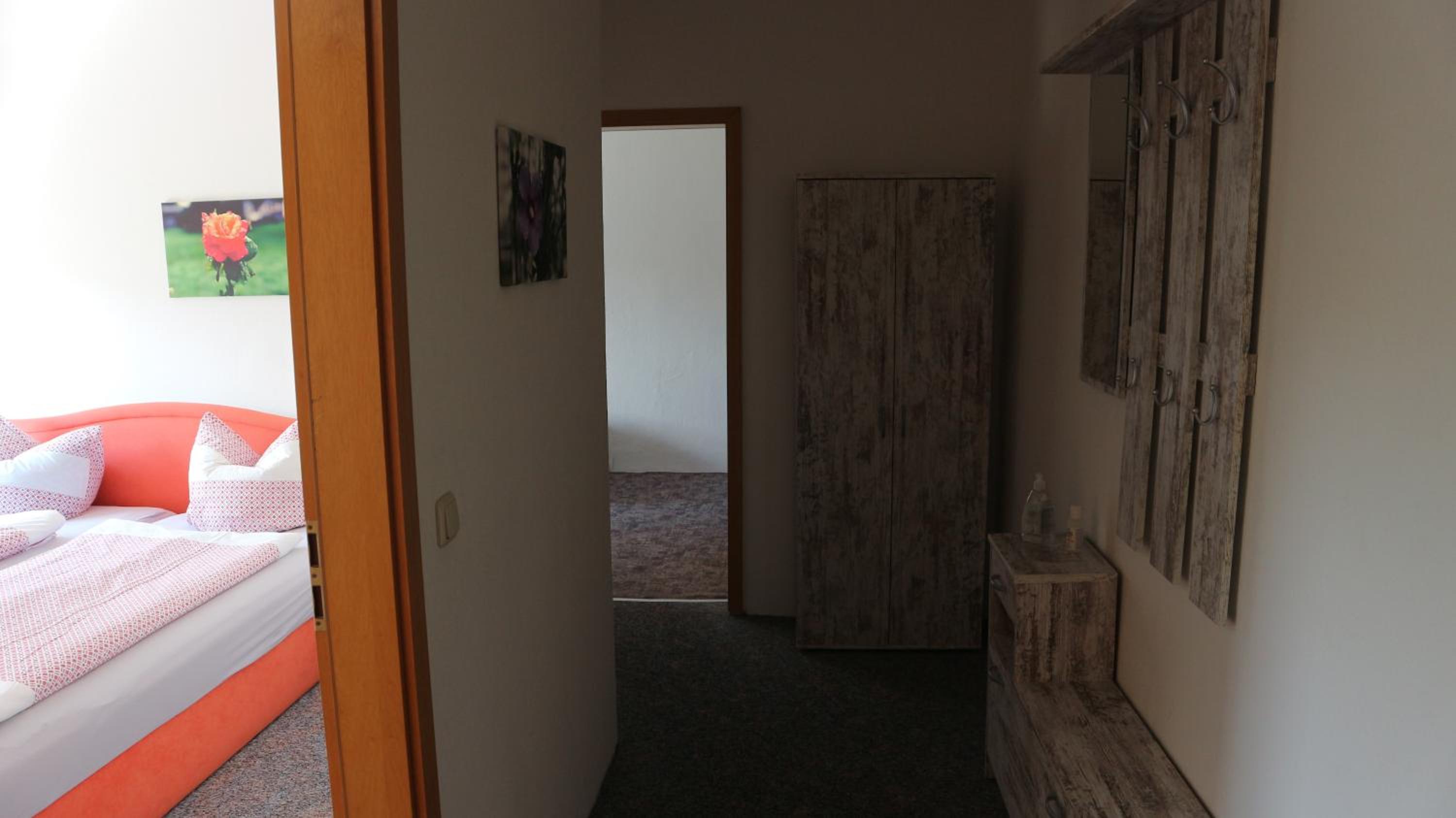 Three-Bedroom Apartment with Shower photo 2