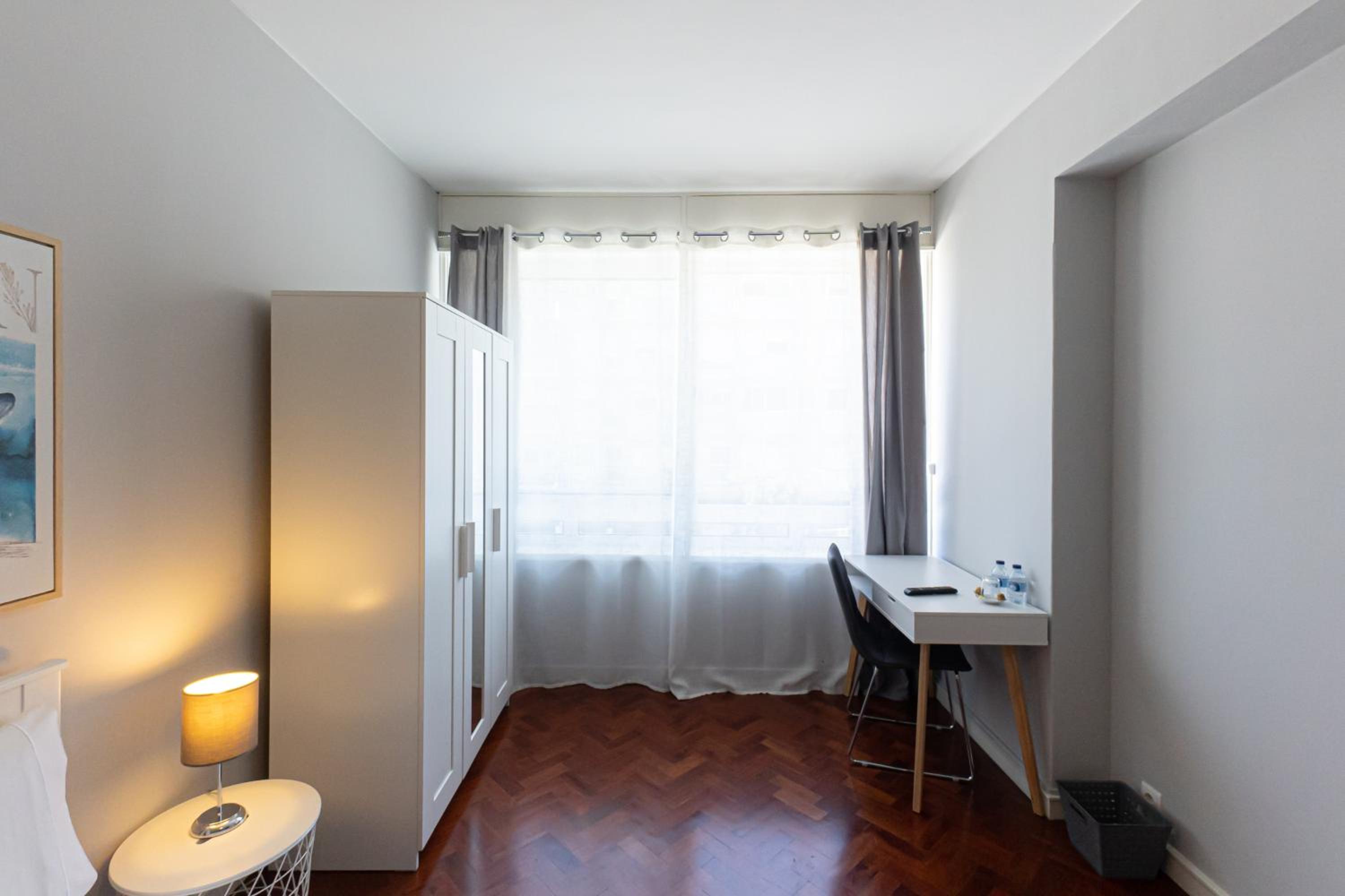Large Double Room - Photo 4