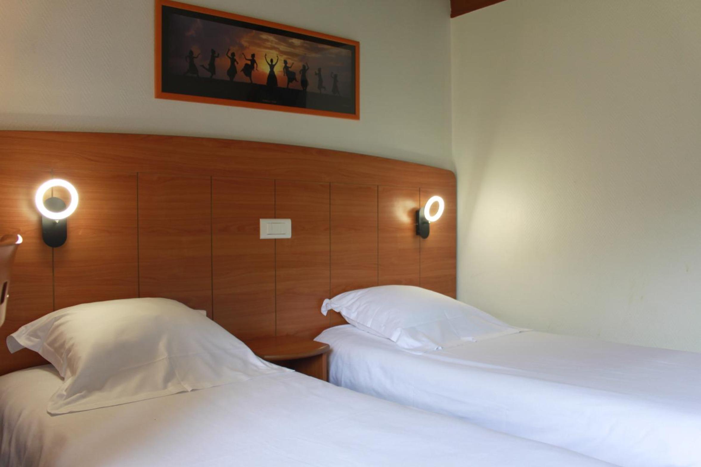 Standard Room - 2 Single Beds 1 Single Bed in mezzanine - Photo 3
