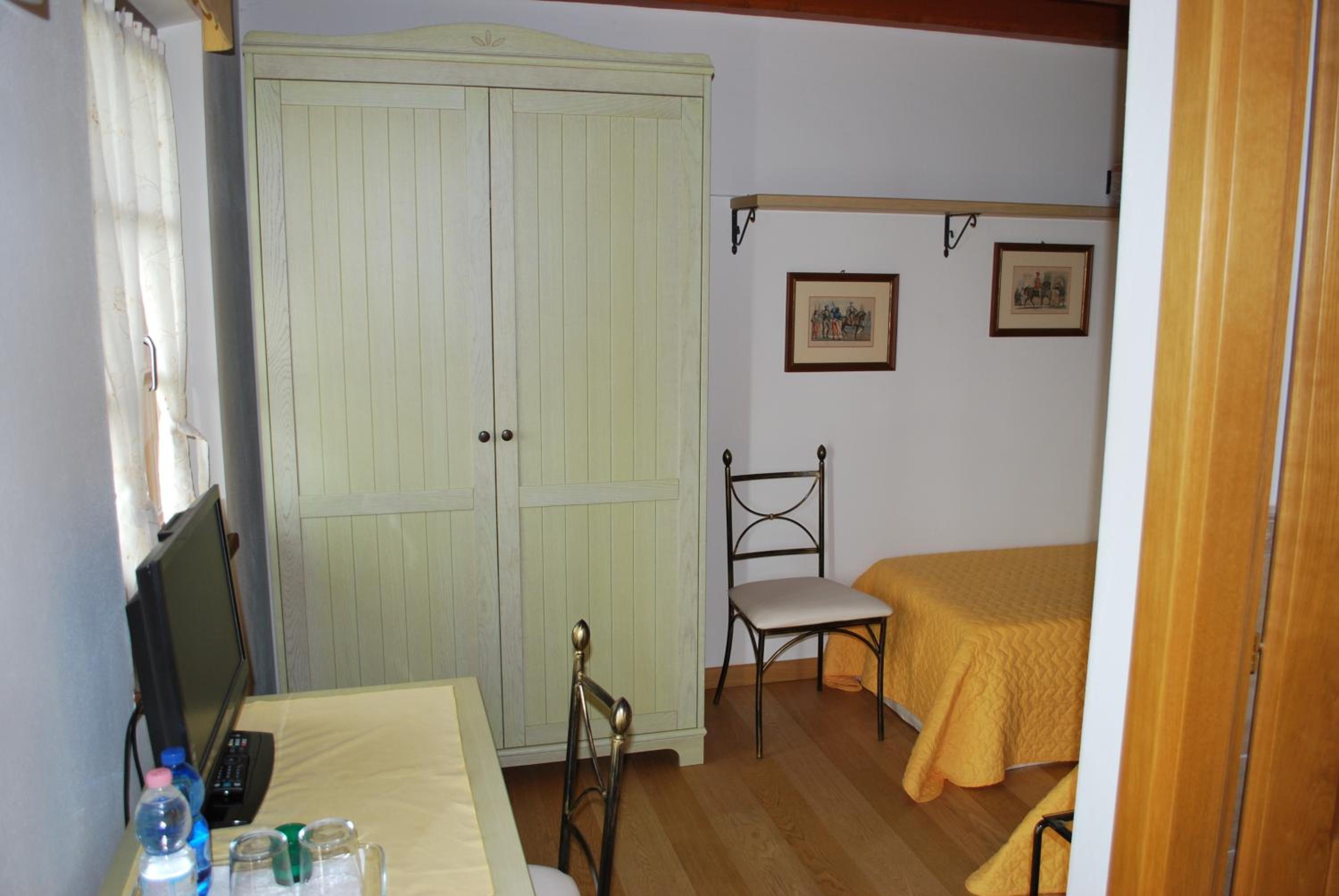 Twin Room - Photo 2