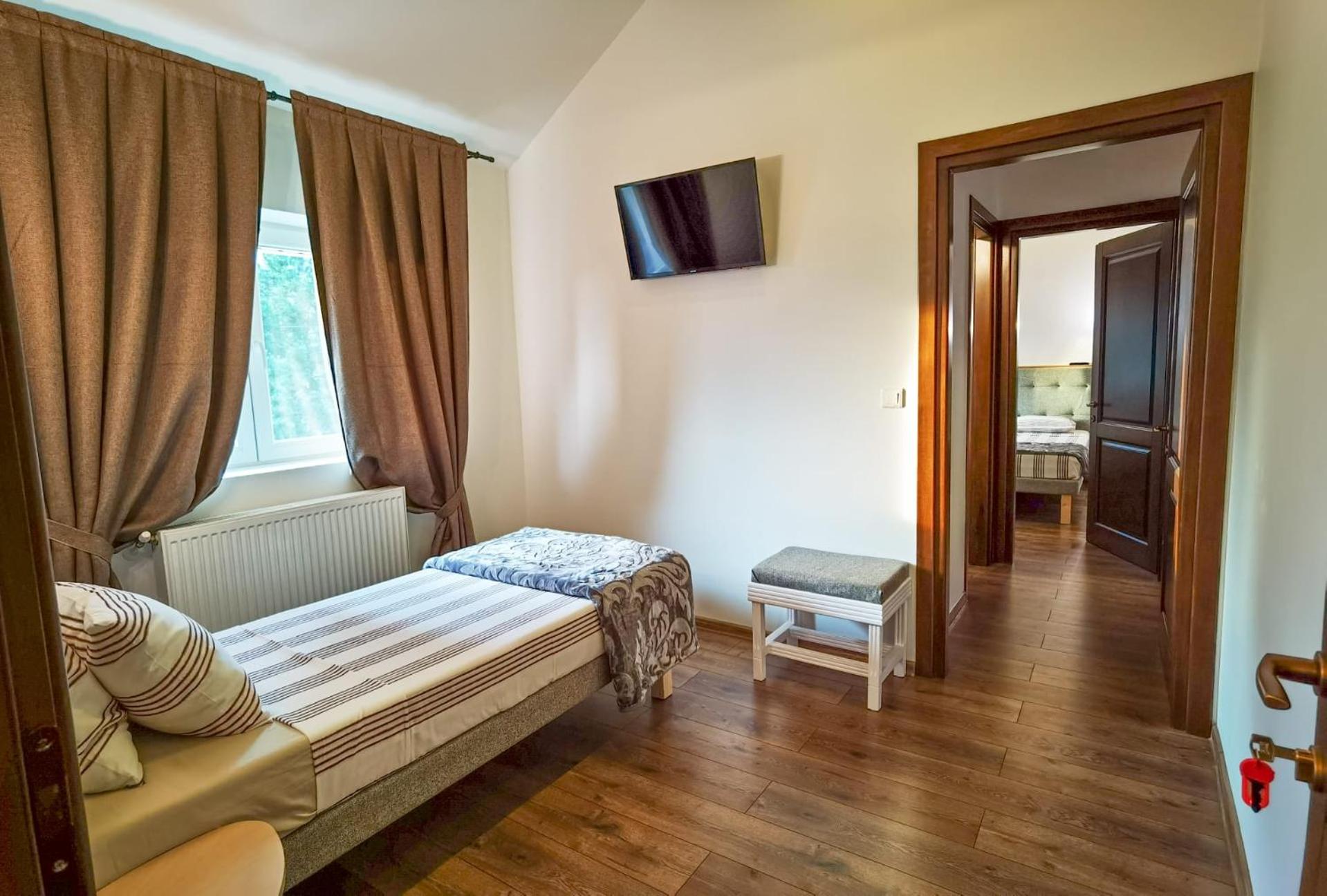 Double or Twin Room with Private Bathroom photo 3