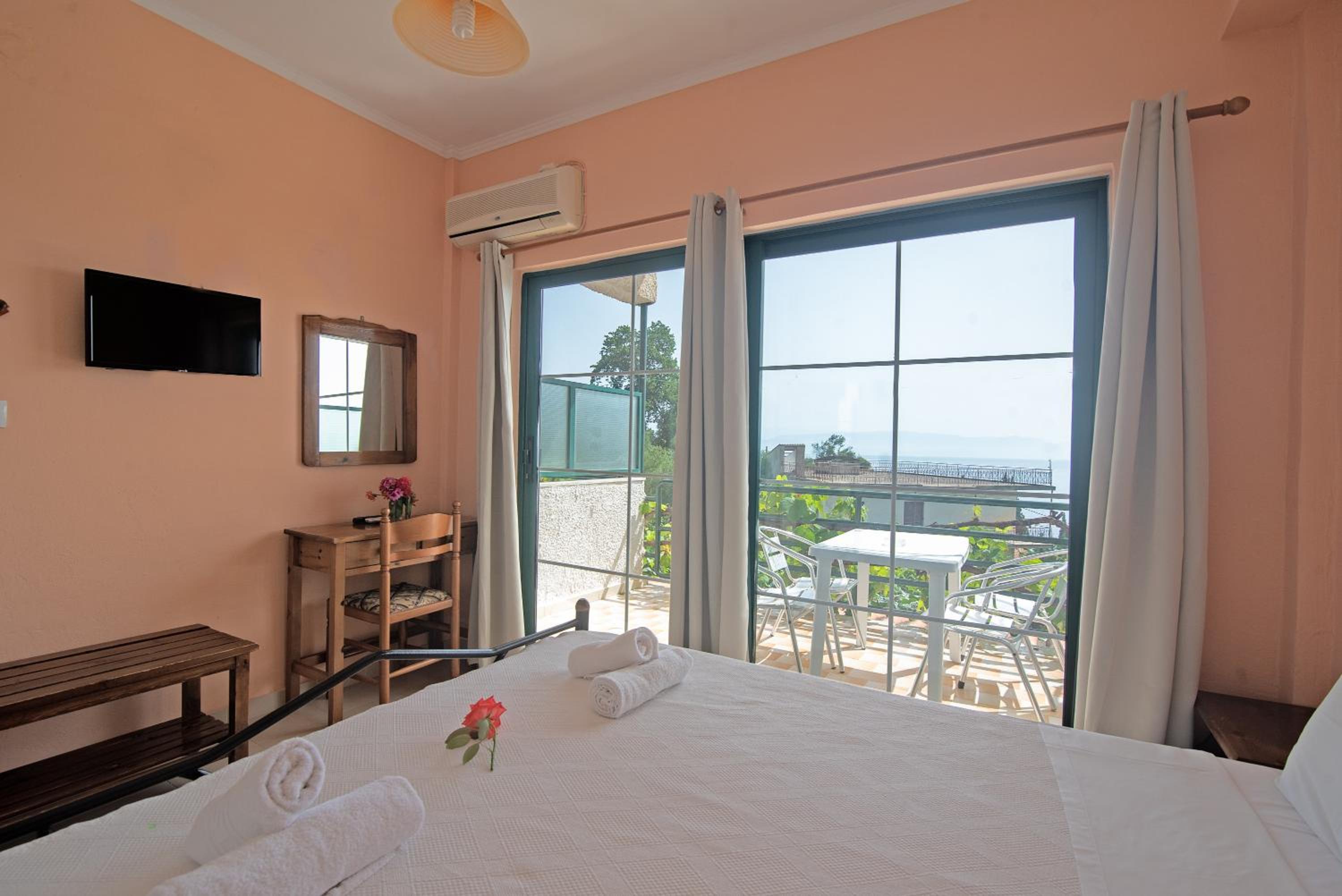 Two-Bedroom Deluxe Apartment with Ocean View photo 2