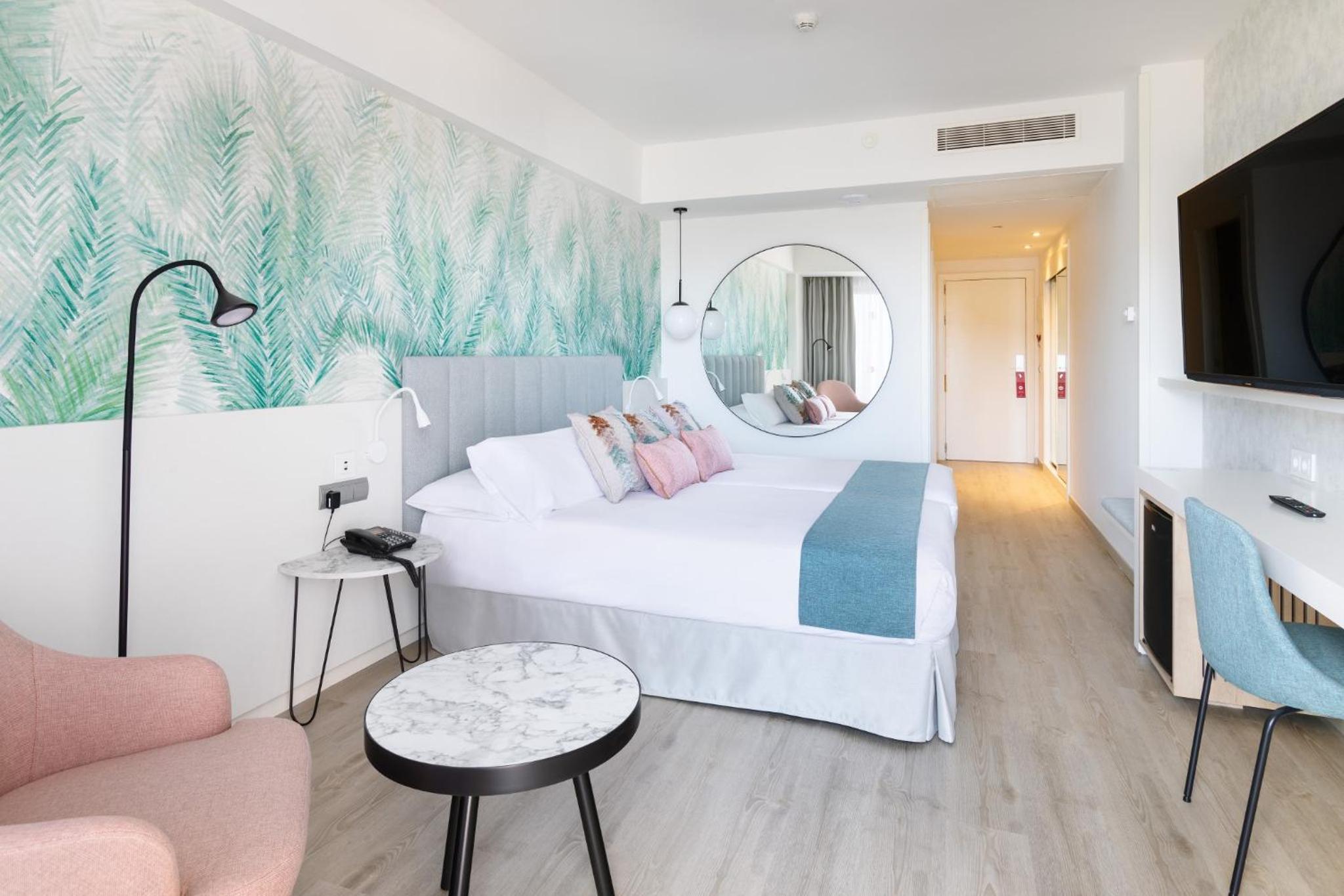 Deluxe Room Beach View (2 adults)