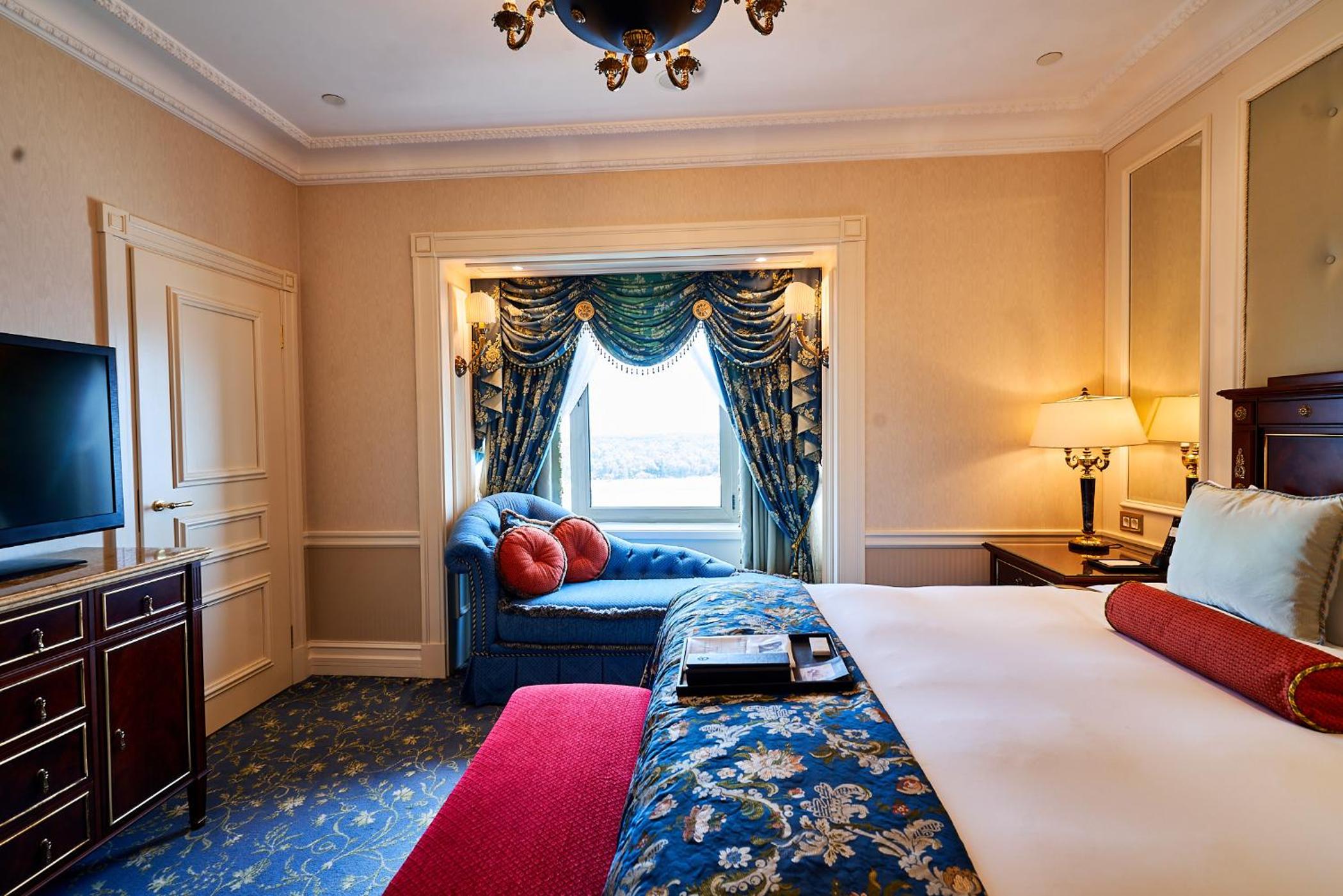 One-Bedroom King Suite with River View - Photo 4