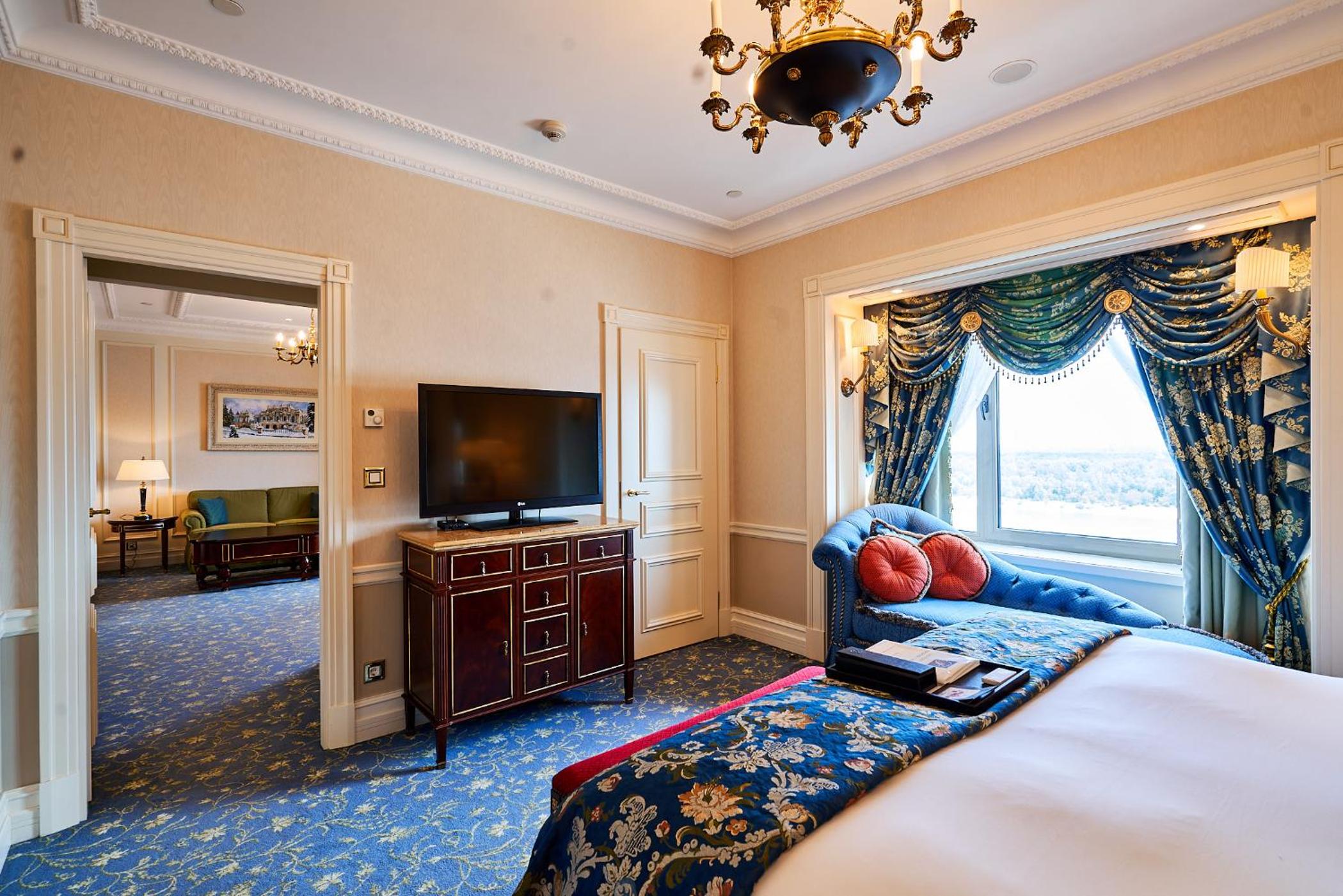 One-Bedroom King Suite with River View - Photo 5
