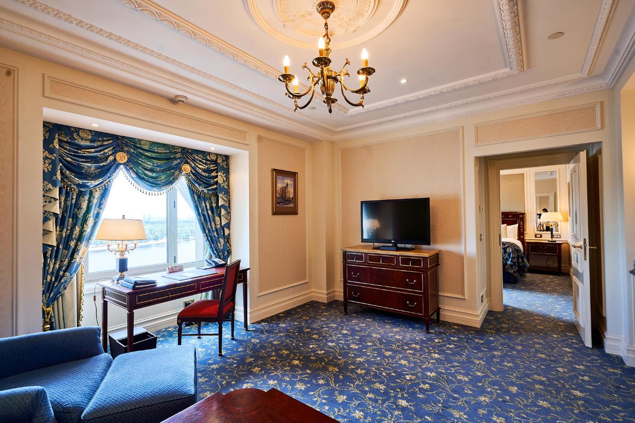One-Bedroom King Suite with River View - Photo 1