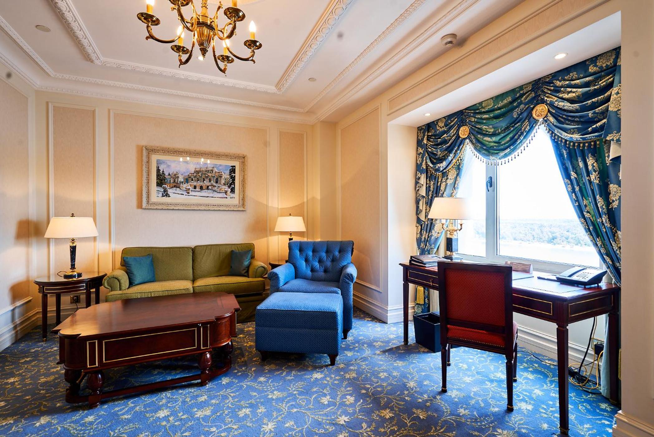 One-Bedroom King Suite with River View - Photo 6