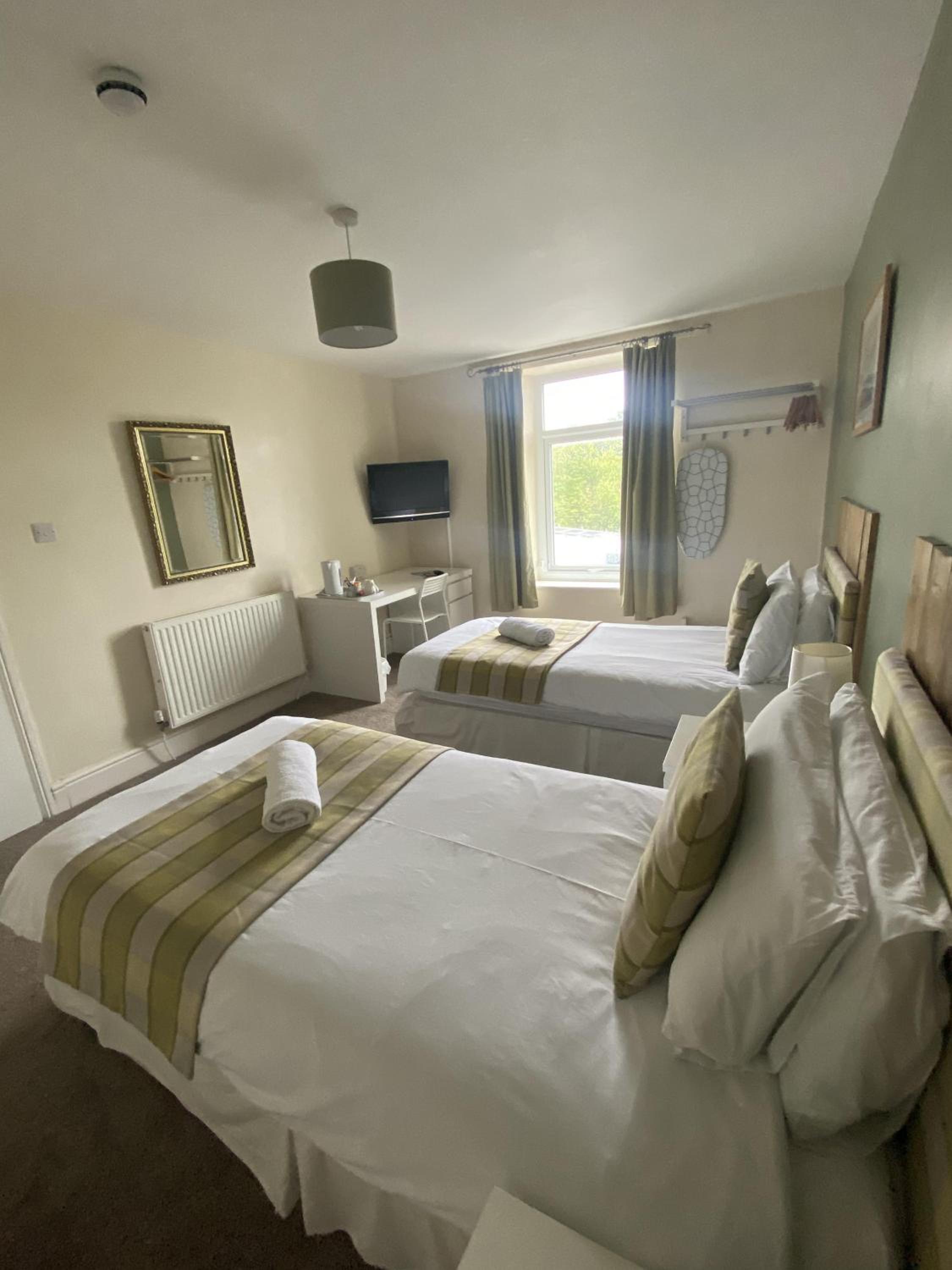 Twin Room with Private Bathroom - Photo 3