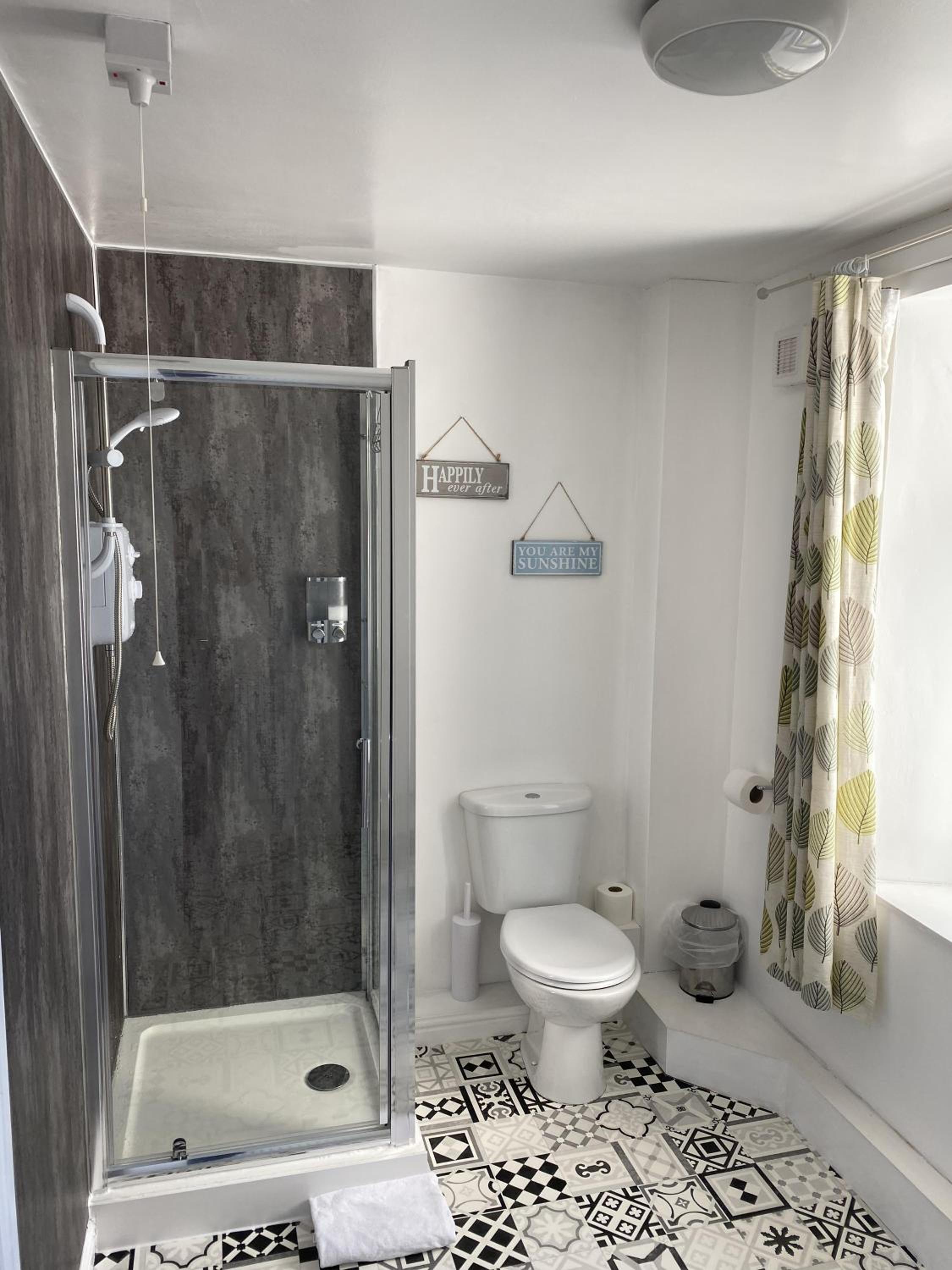 Twin Room with Private Bathroom - Photo 4