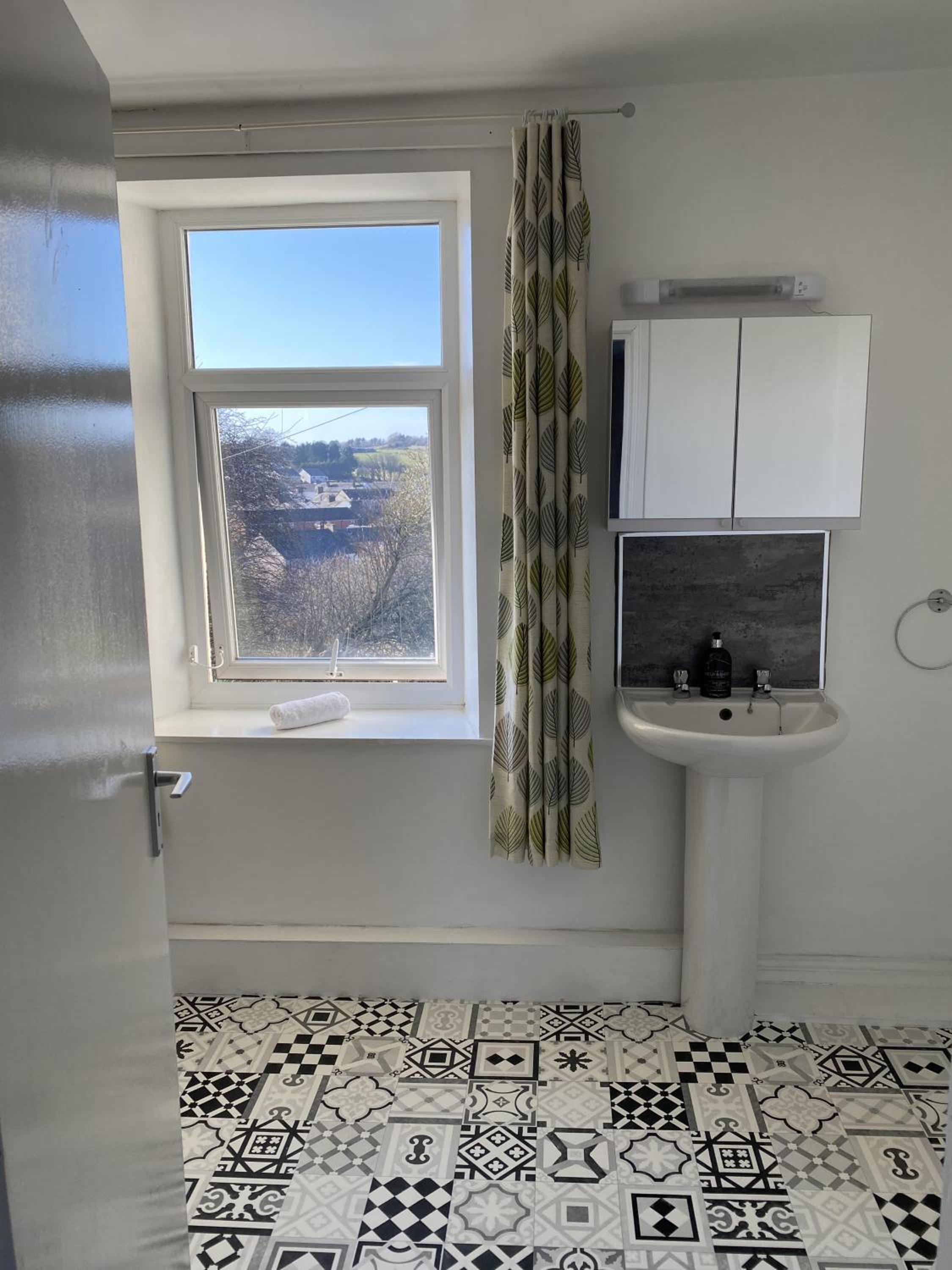 Twin Room with Private Bathroom - Photo 5