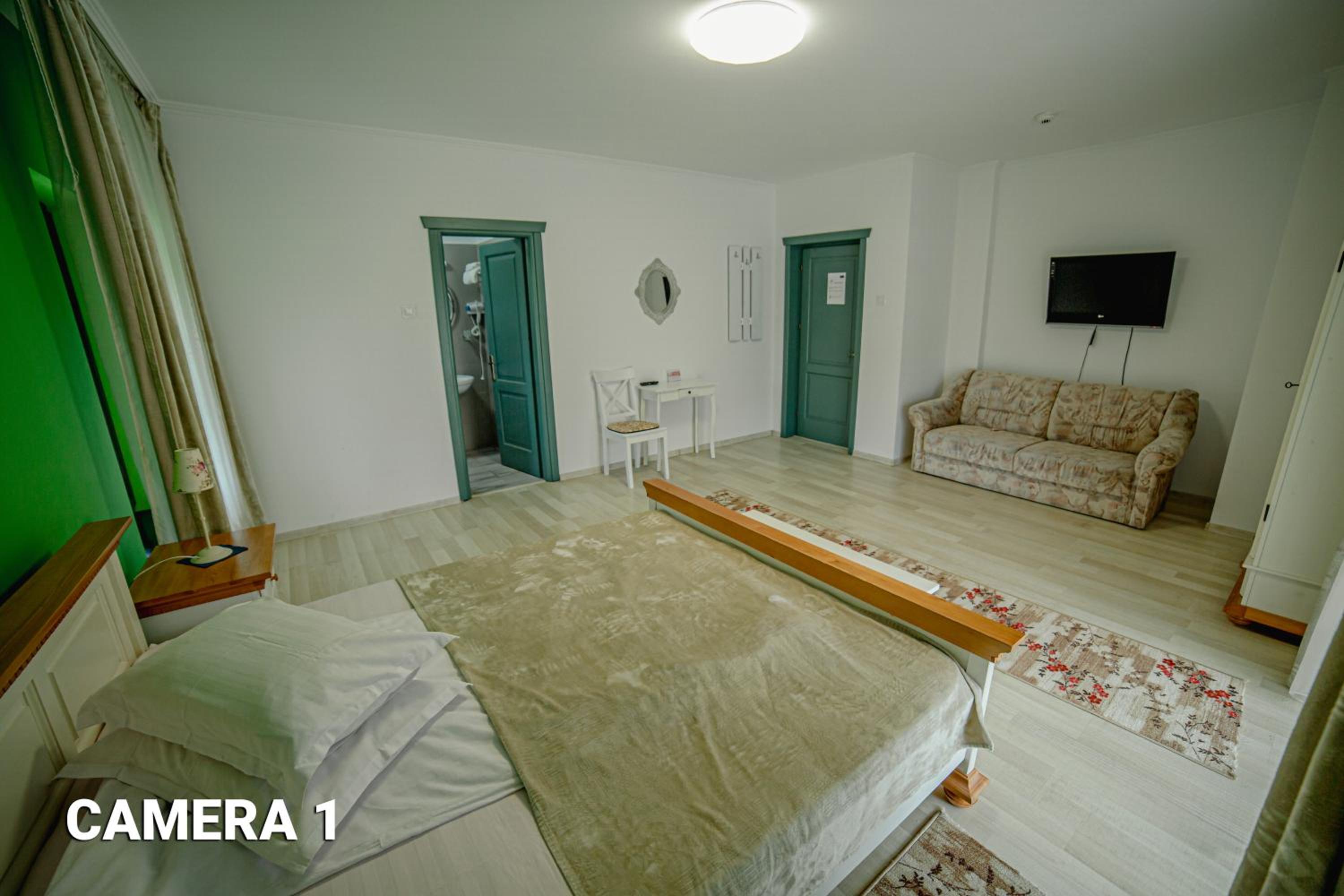 Deluxe Room (2 Adults + 1 Child) - Photo 2