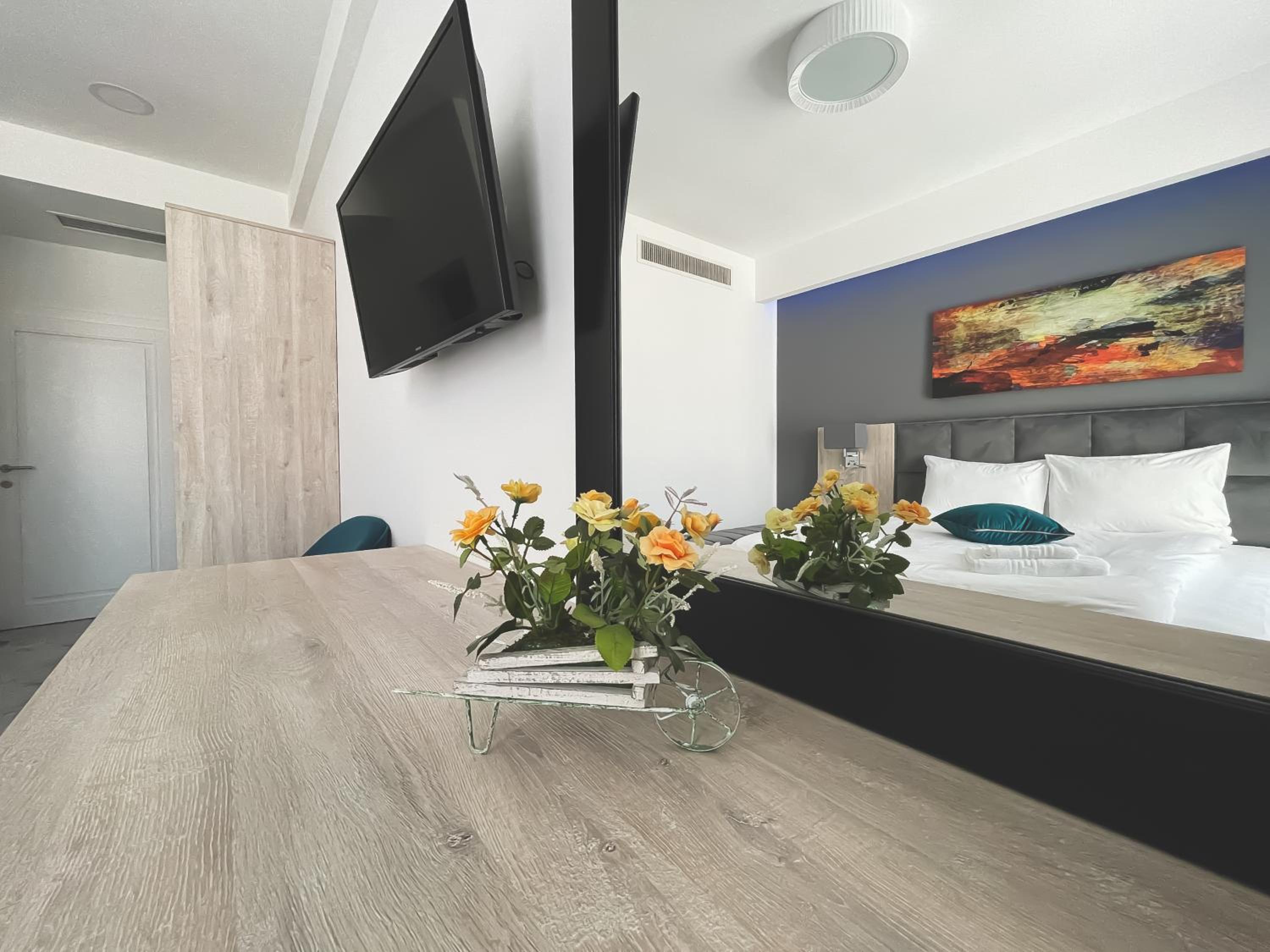 Double Room - Photo 17