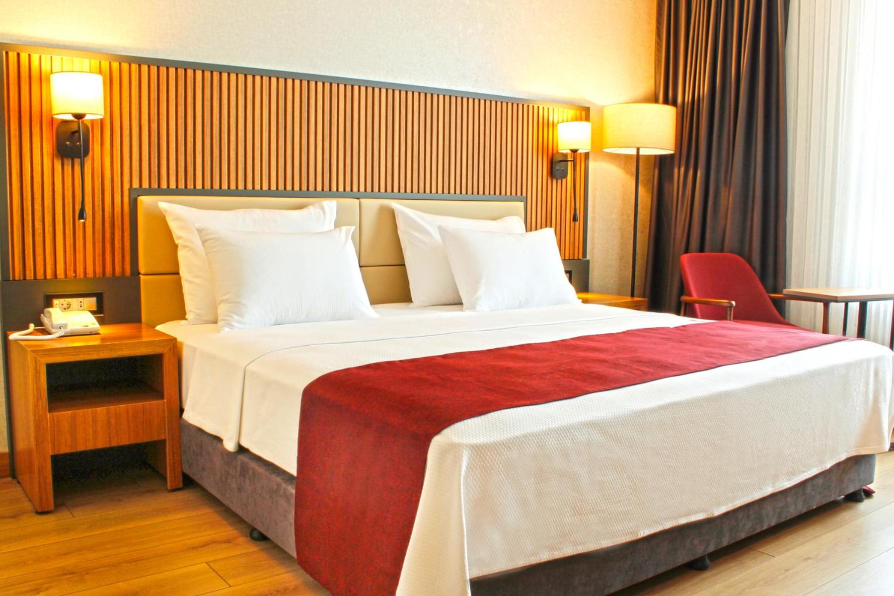 Junior King Suite - Non-Smoking - Photo 3
