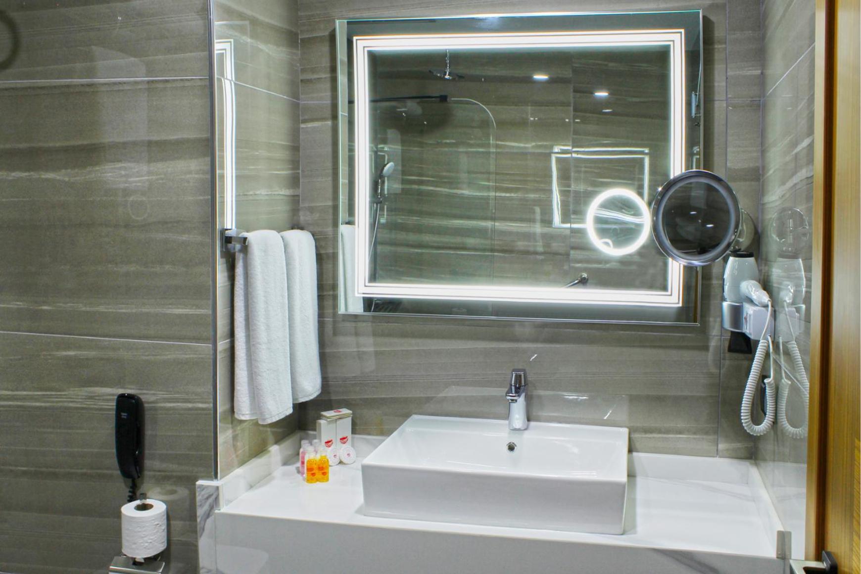 Junior King Suite - Non-Smoking - Photo 4