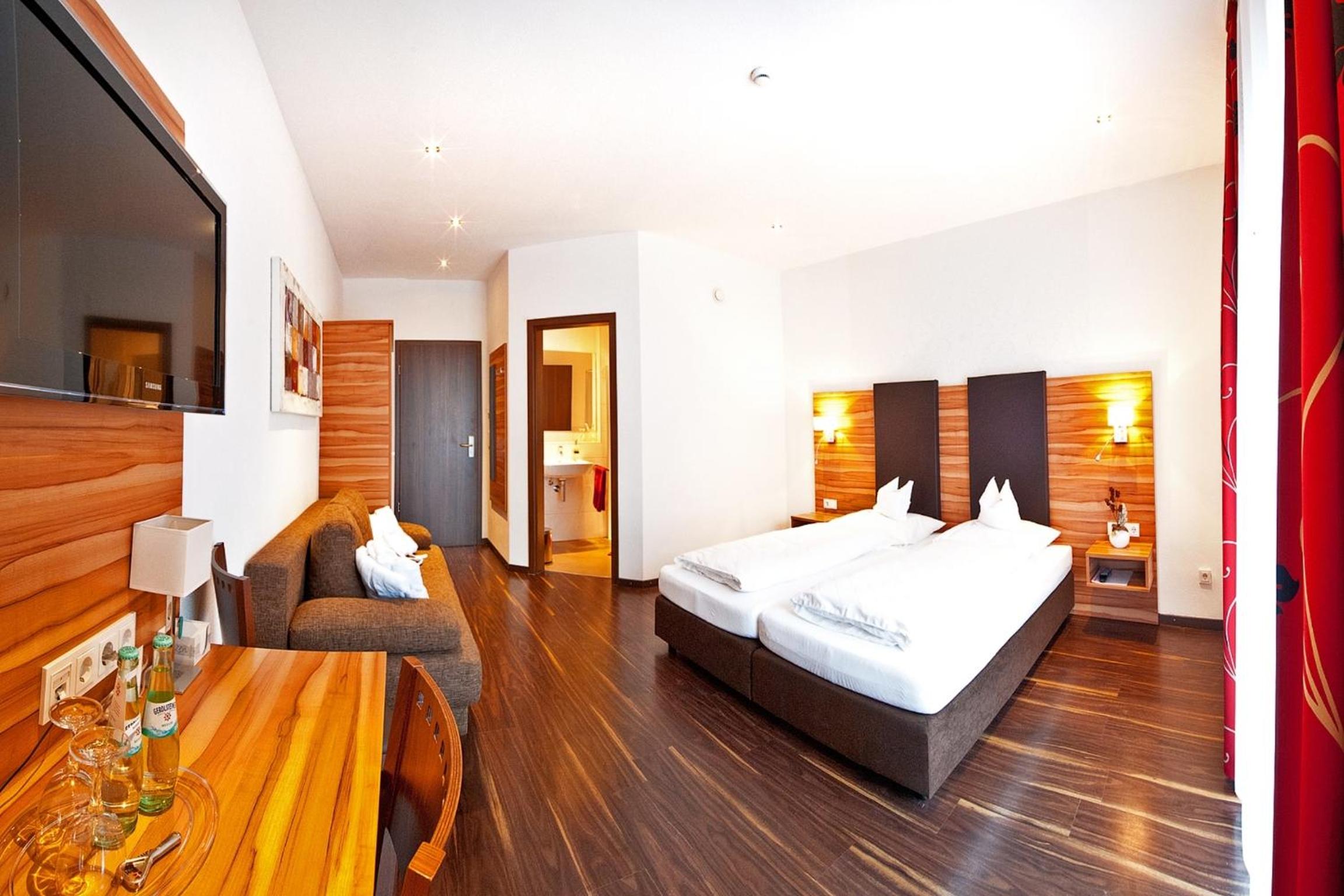 Double or Twin Room with Bathroom - Photo 7